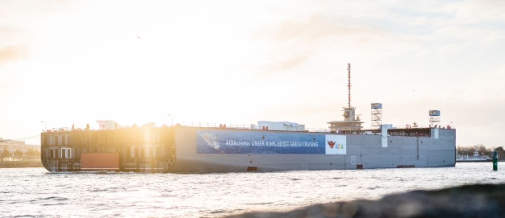 AIDAcosma, die Überführung des Maschinenraummodul Foto: AIDA Cruises