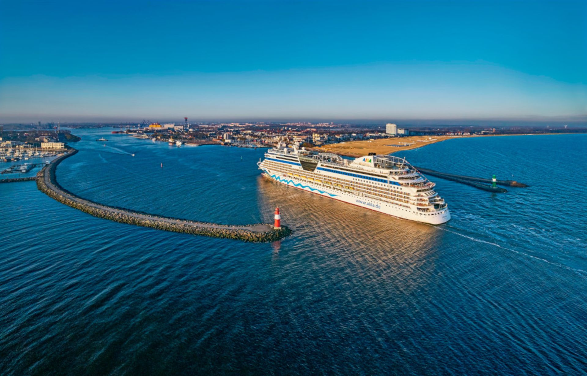 AIDA sorgt für Rückenwind bei der Hanse Sail 2023 in Warnemünde