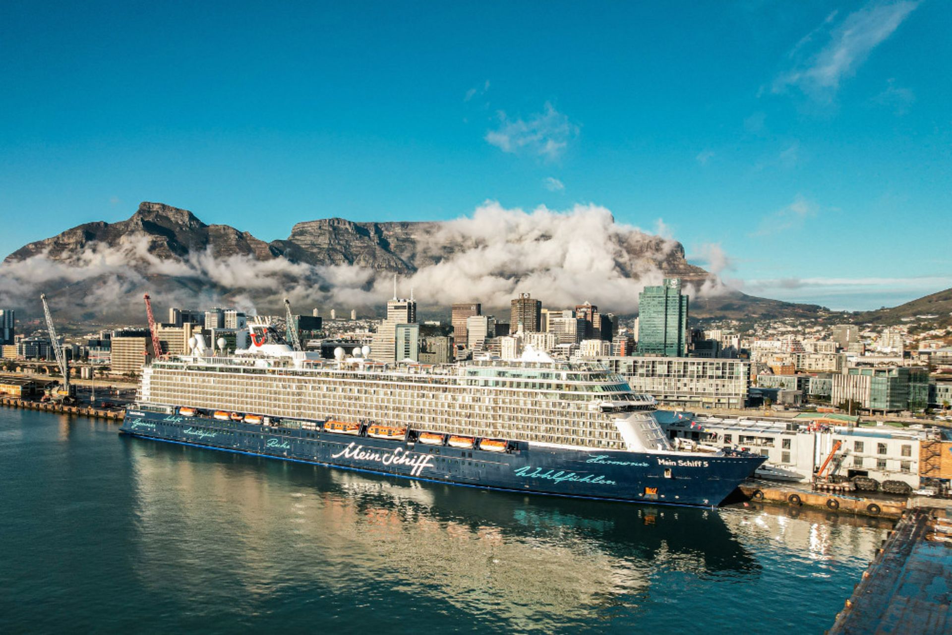Die Mein Schiff 5 im Hafen von Kapstadt