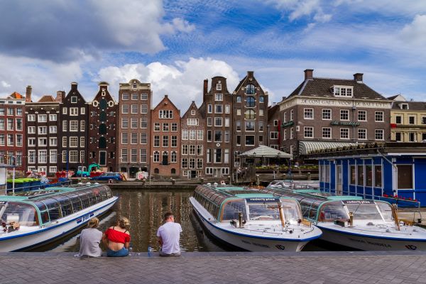 Ausflugsschiffe in Amsterdam - Foto: Bigstock