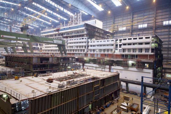 Bauhalle der Meyer Werft in Papanburg