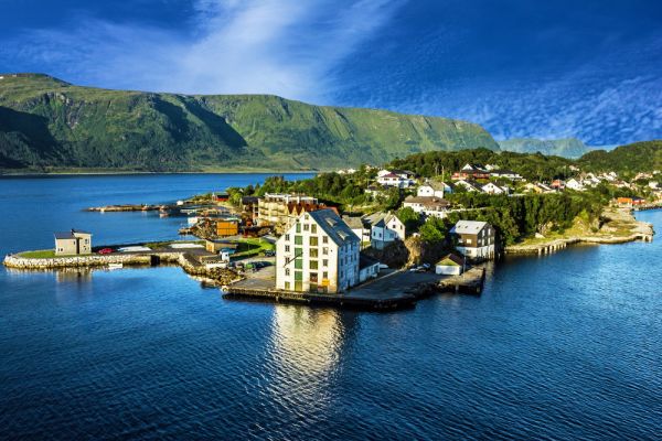 Idyllische Städte und Fjorde