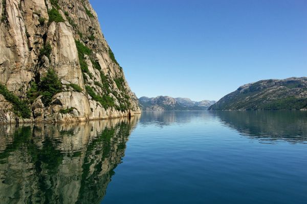 Idyllische Städte und Fjorde