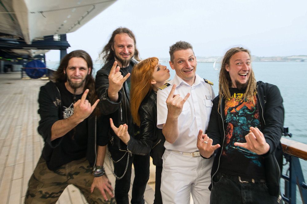 Bei einer Heavy Metal-Kreuzfahrt hat auch die Crew viel Spaß Heavy Metal-Kreuzfahrten sind bei Metalfans sehr beliebt!