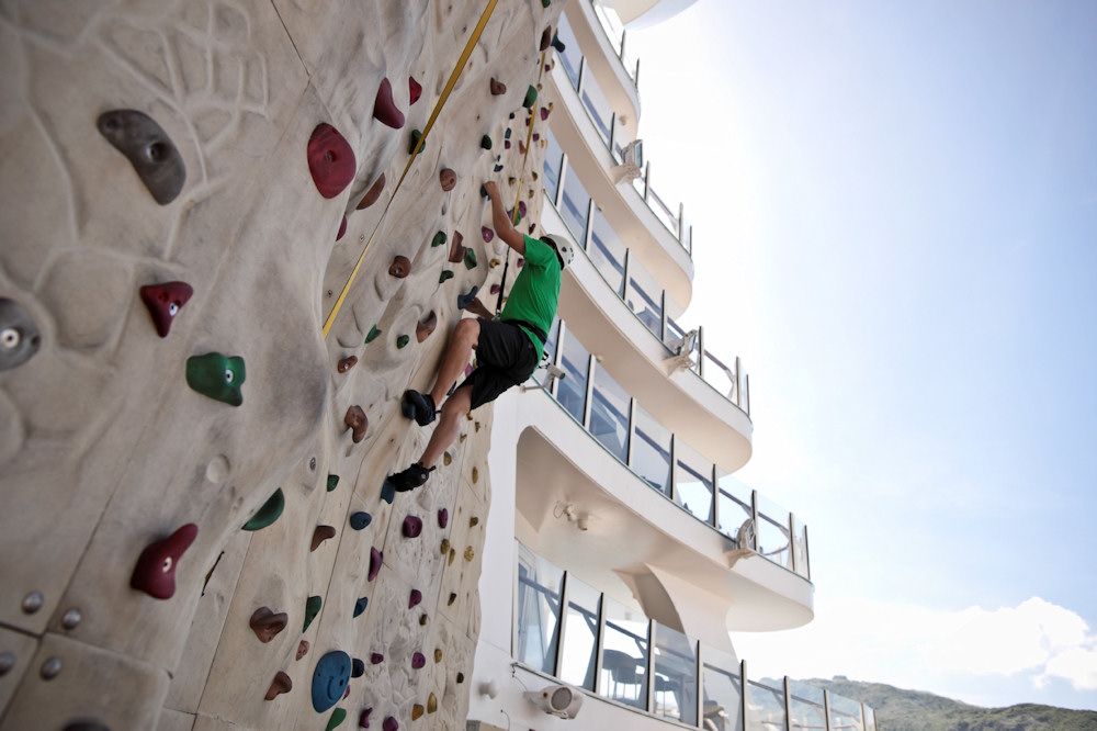 An der Kletterwand geht es hoch hinaus