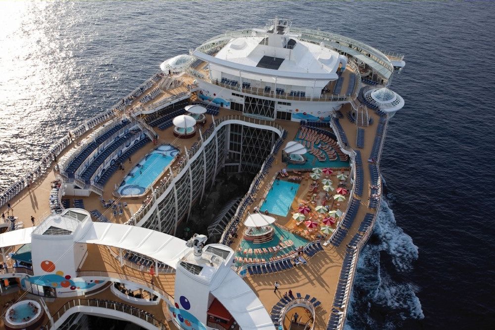 Die Pooldecks bieten Entspannung mit Blick aufs Meer