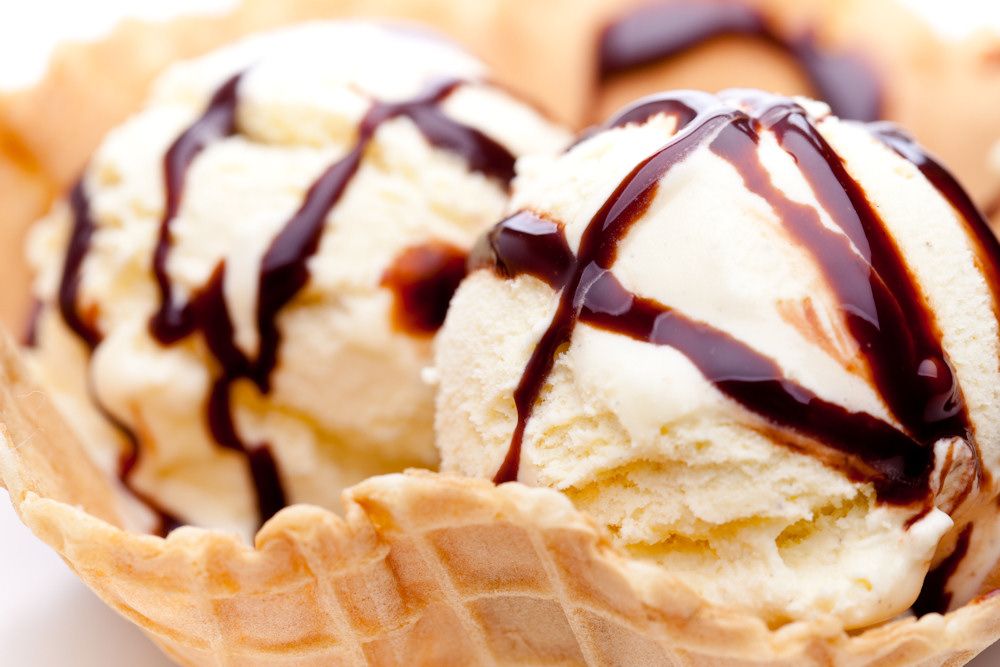 Gönnen Sie sich zur Abkühlung Eiscreme Genießen Sie ein Eis auf hoher See