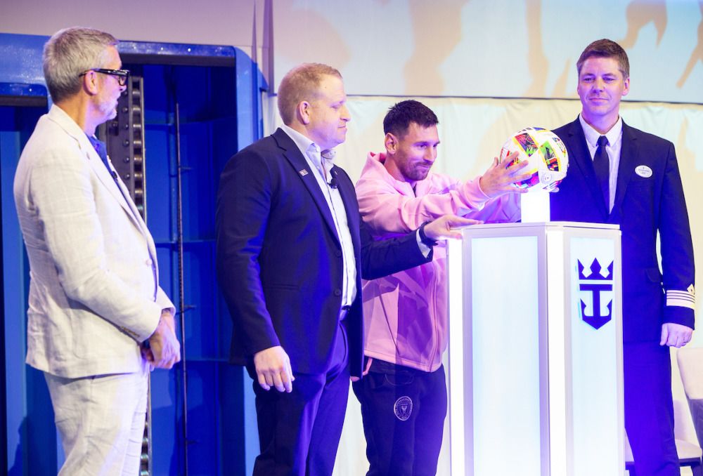 Taufe der Icon of the Seas. Lionel Messi löst mit dem Ball den Mechanismus aus, der die Champagnerflasche am Schiff zerschellen lässt