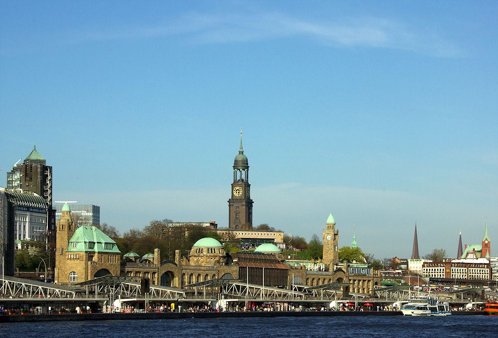 Hamburg - Landungsbrücken Beliebt: Kreuzfahrten ab/bis Hamburg