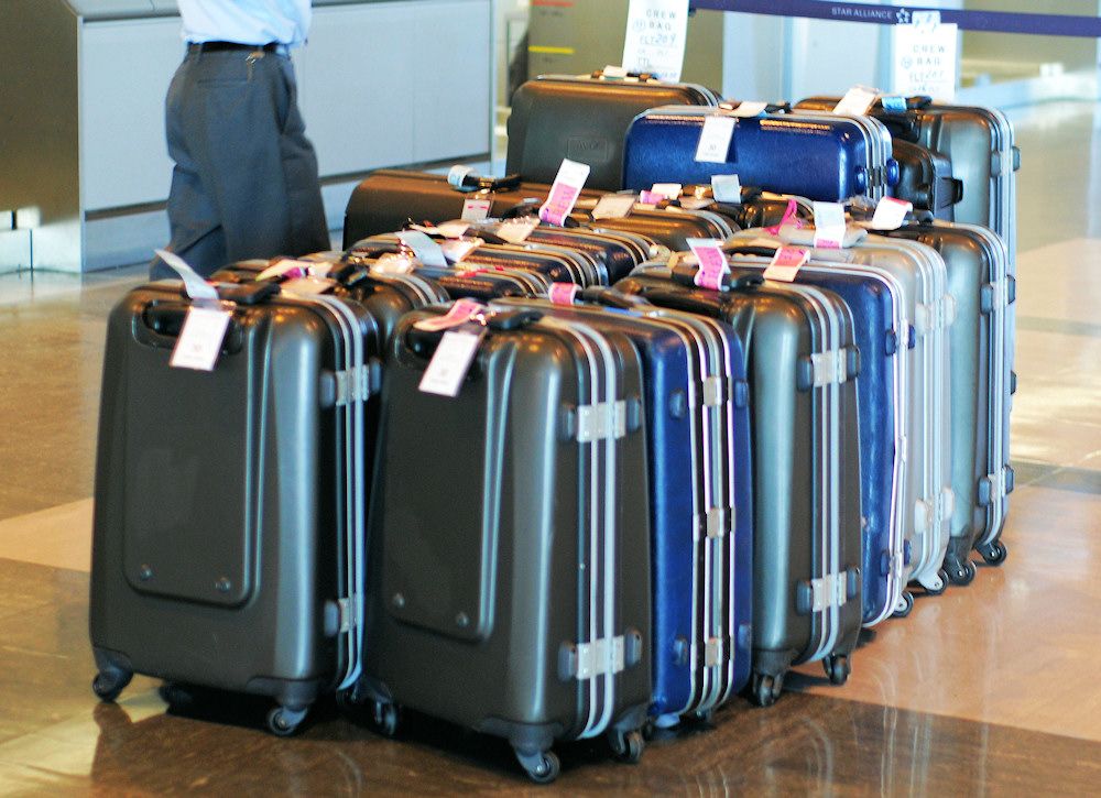 Koffer am Terminal Das Gepäck wartet auf die Abfertigung