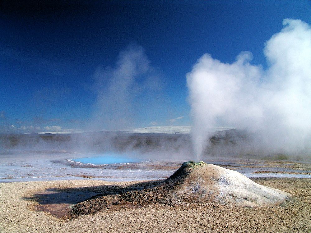 Heiße Quellen und Geysire auf Island Geysir auf Island