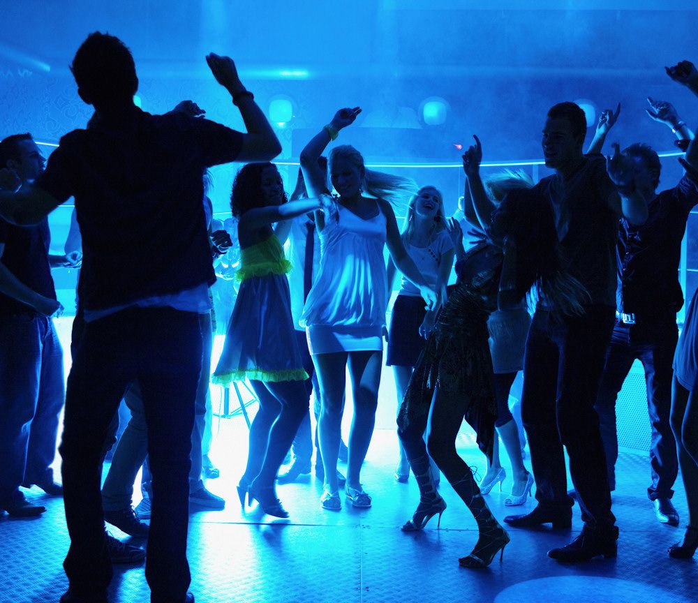 In den Teen-Discos wird gefeiert Tanzen können Teens in den Discos an Bord
