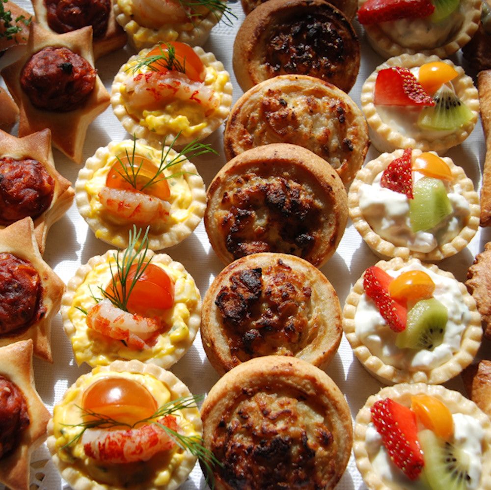 Zu Tee werden verschiedene Snacks gereicht