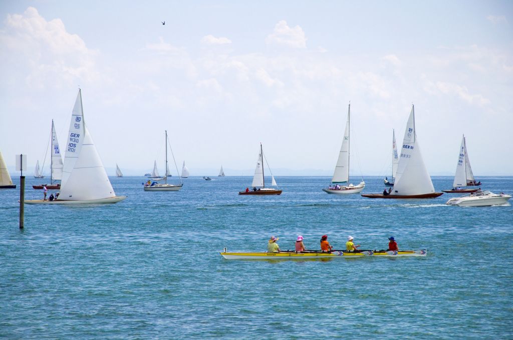 Bei einem Hafenfest gehören Regatten meist zu Programm