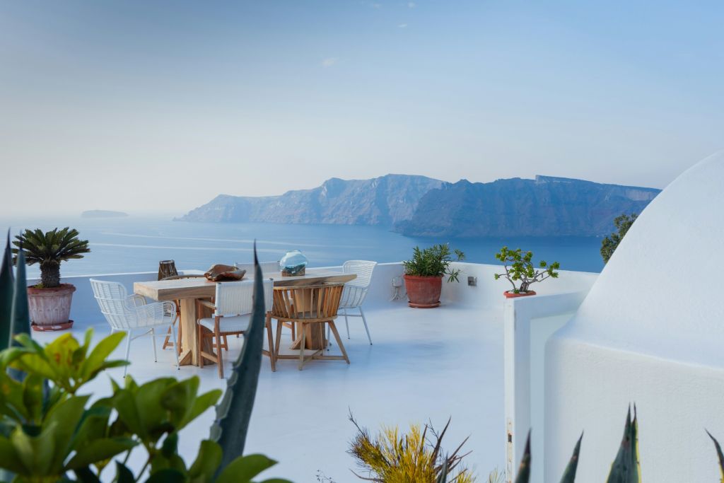 Terrasse auf Santorin mit Blick aufs Meer