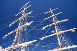 Hafenfeste haben neben Regatten oft ein buntes Rahmenprogramm zu bieten. Die Hafenfeste bieten für die Besucher ein buntes Unterhaltungsprogramm!