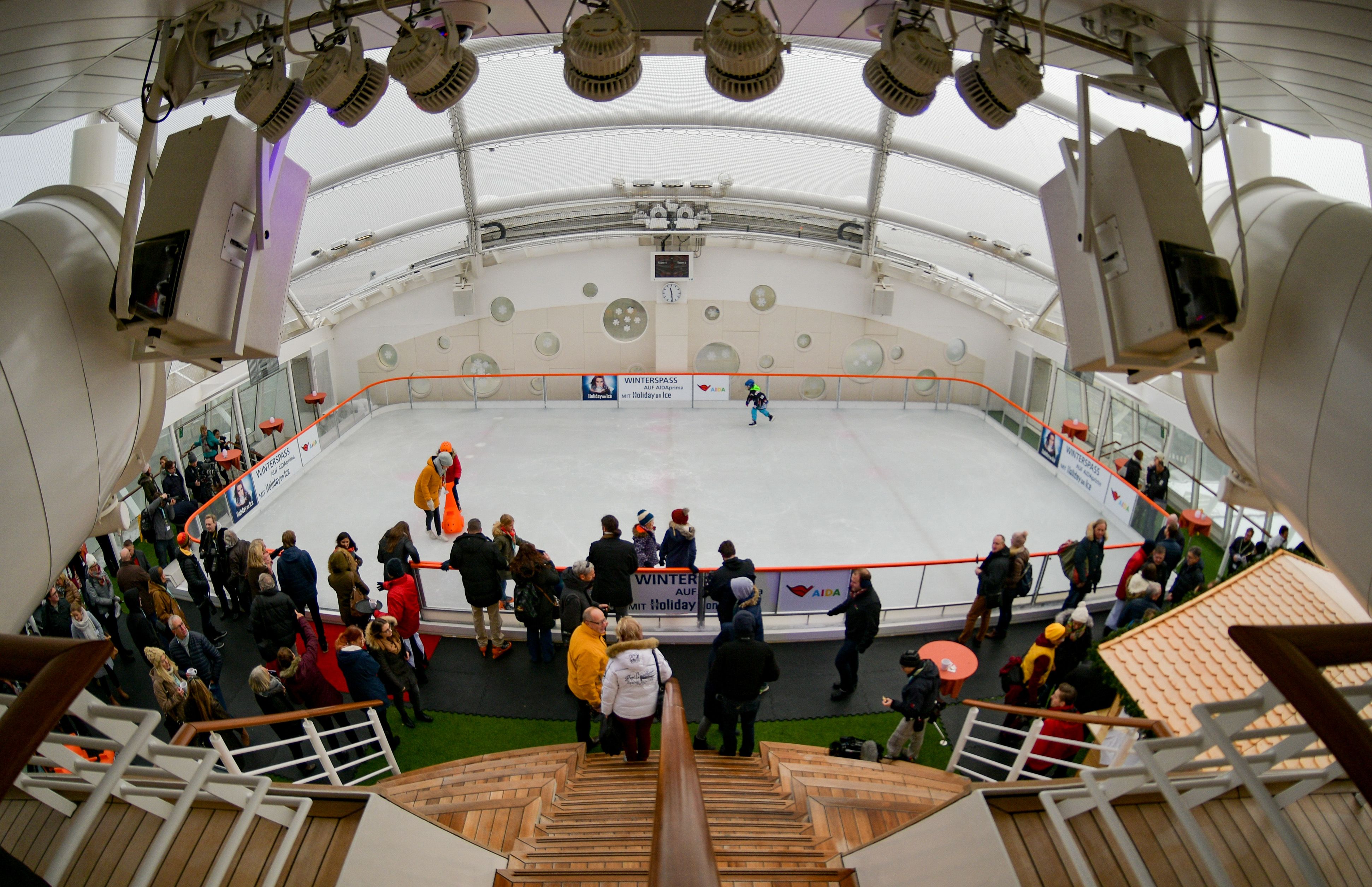 Die Eislaufbahn befindet sich auf Deck 16 von AIDAprima. © Foto: AIDA Cruises