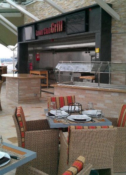 Der Lawn Club Grill befindet sich auf dem obersten Deck