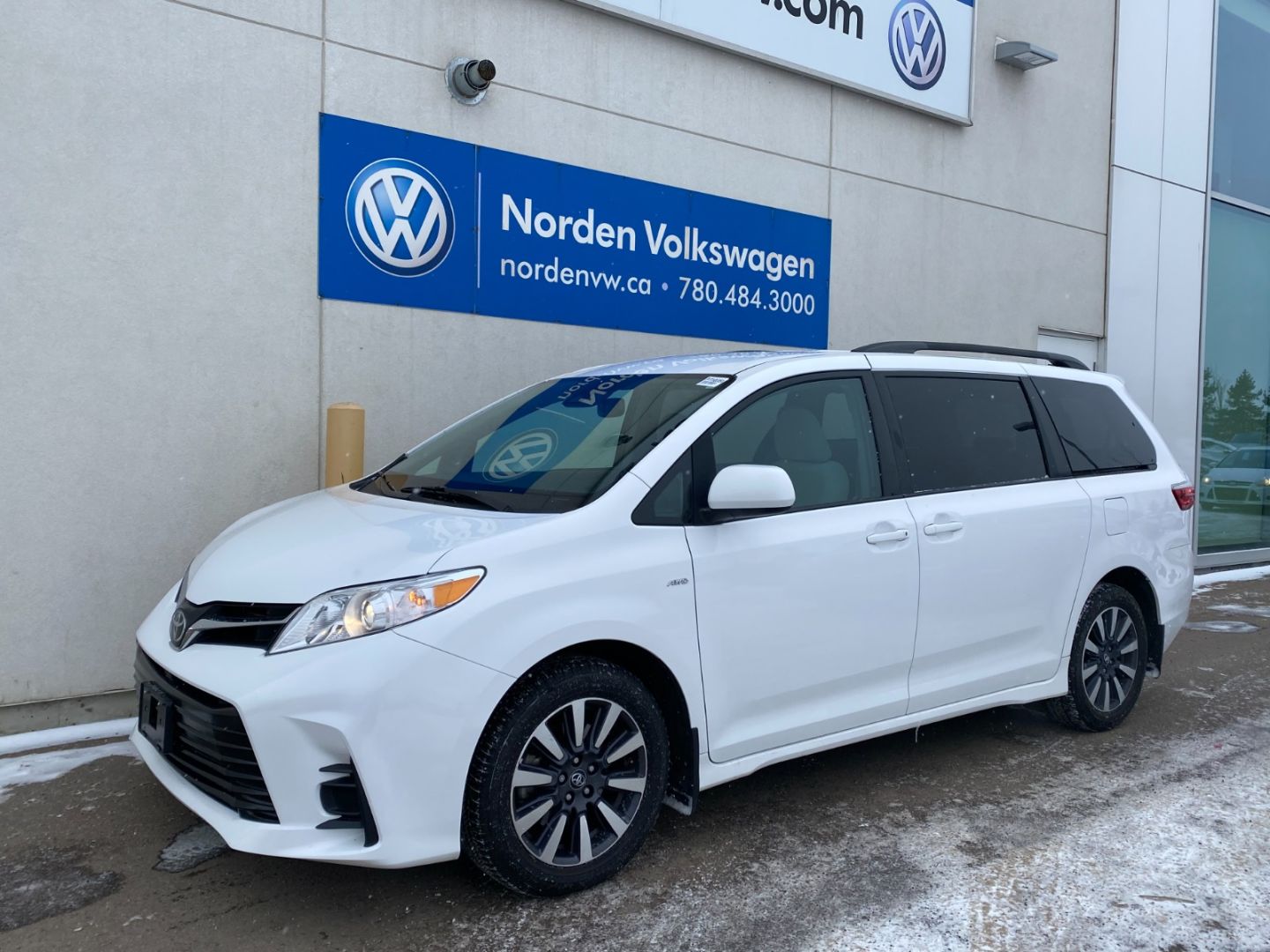 2018 toyota sienna le awd passenger van