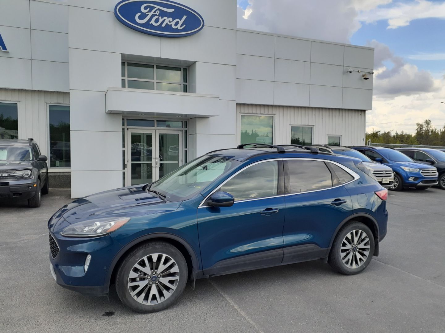 Used 2020 Ford Escape Titanium Hybrid 21Y3387A | Yellowknife Northwest