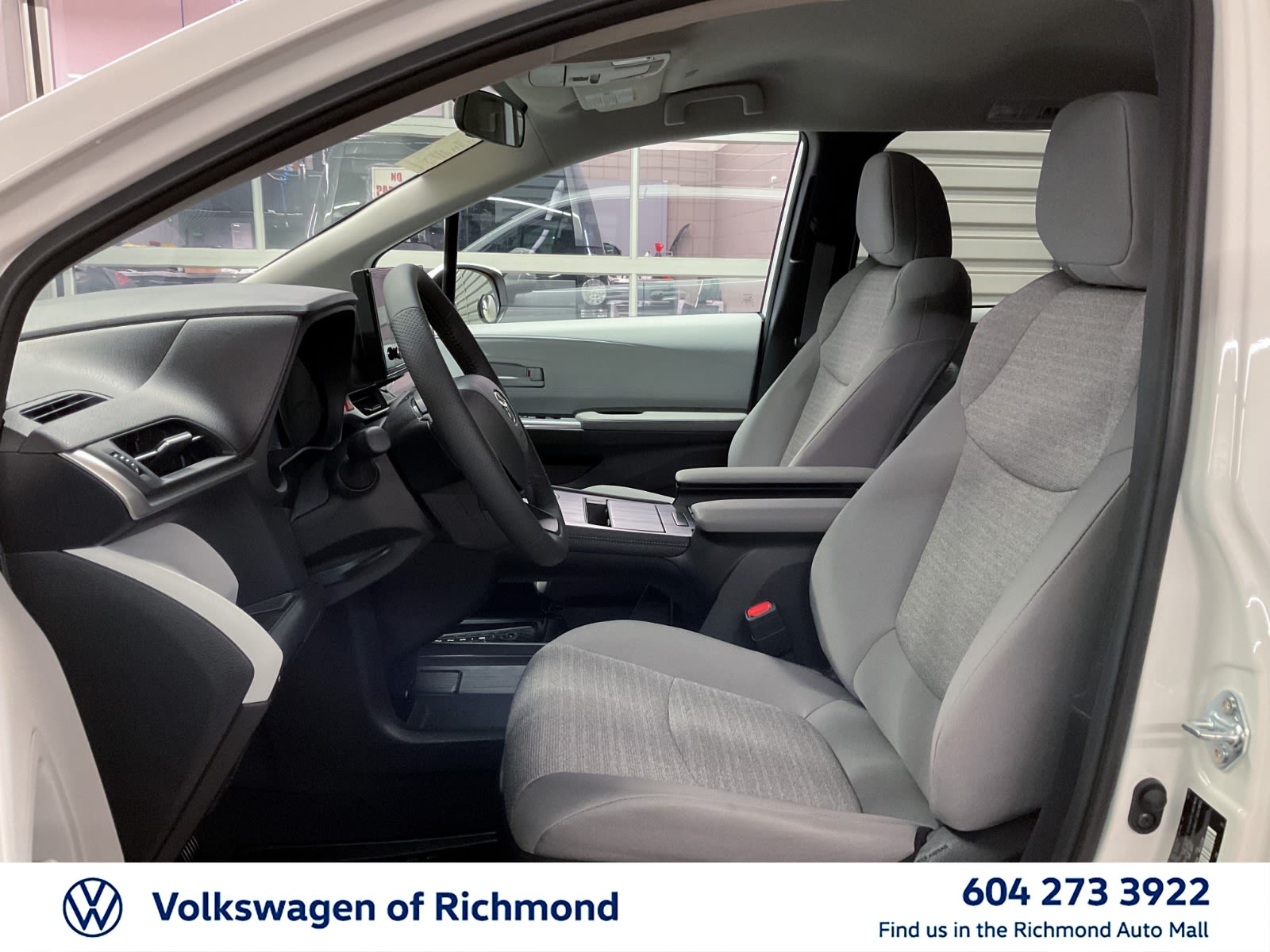 2025 Toyota Sienna LE, Vancouver, Cash