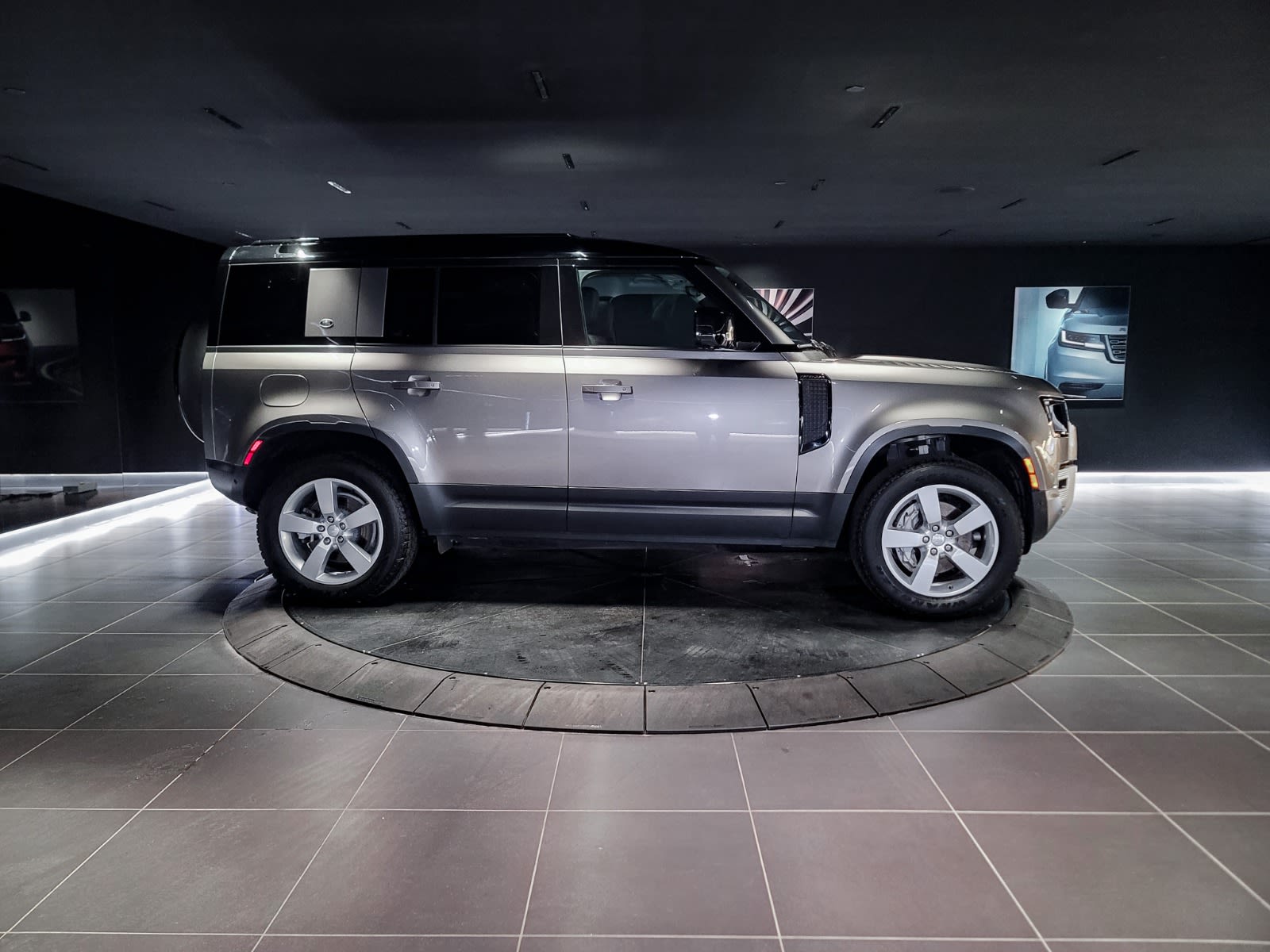 2023 Land Rover Defender SE, Vancouver, Cash