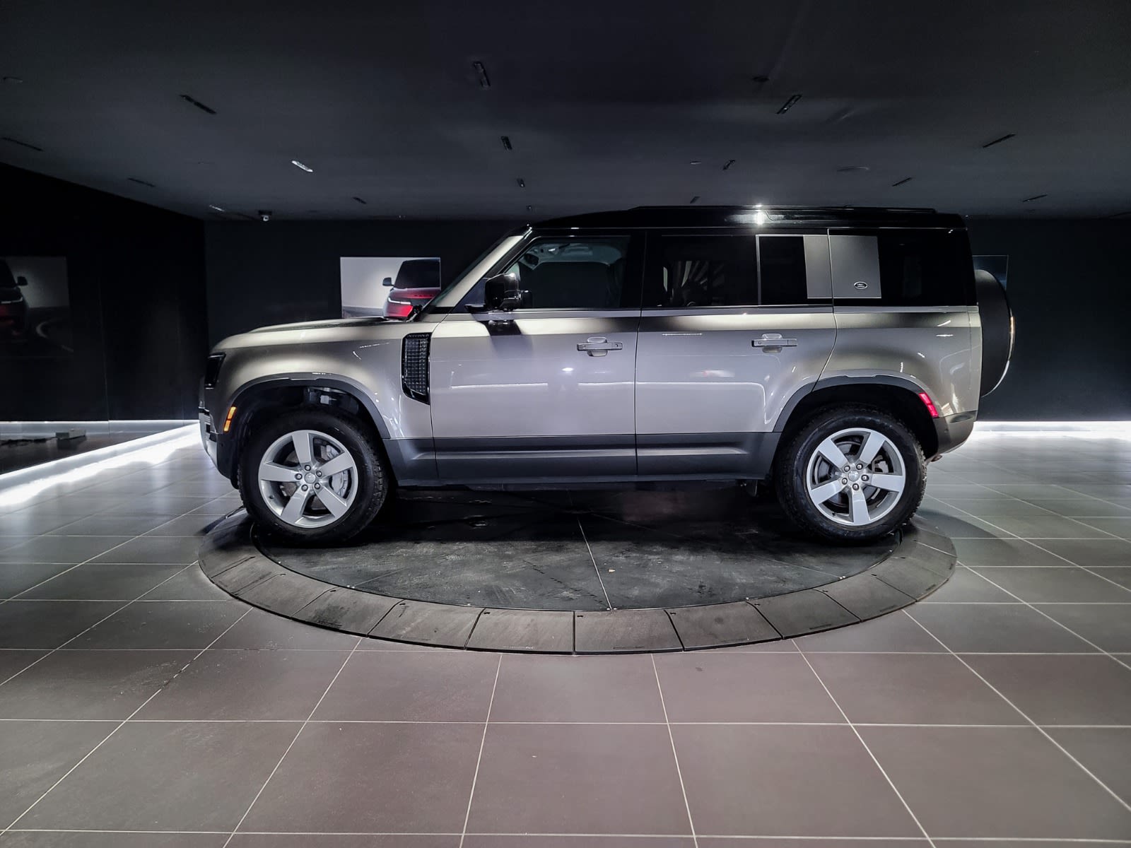 2023 Land Rover Defender SE, Vancouver, Cash