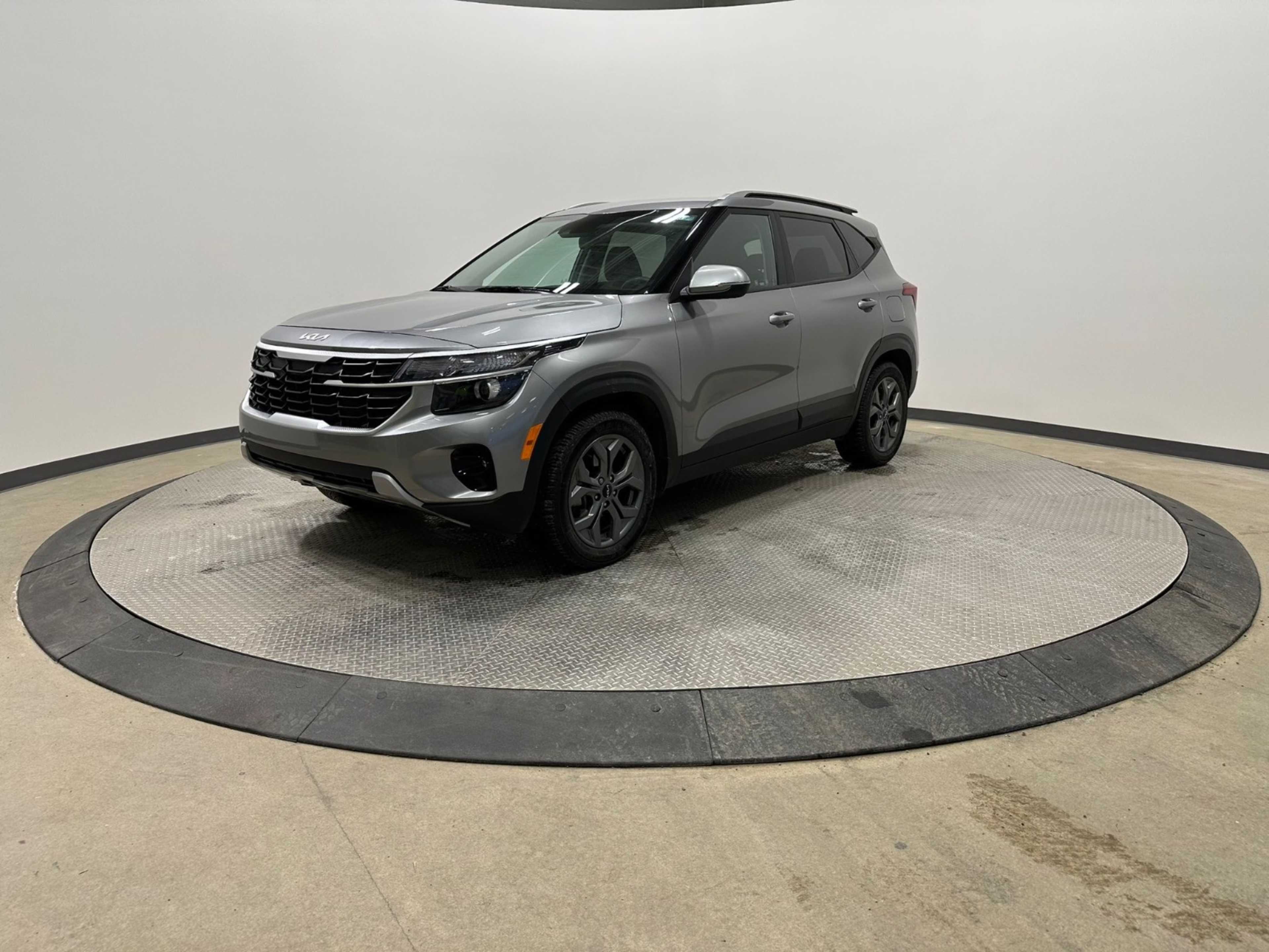 2024 Kia Seltos LX photo 2