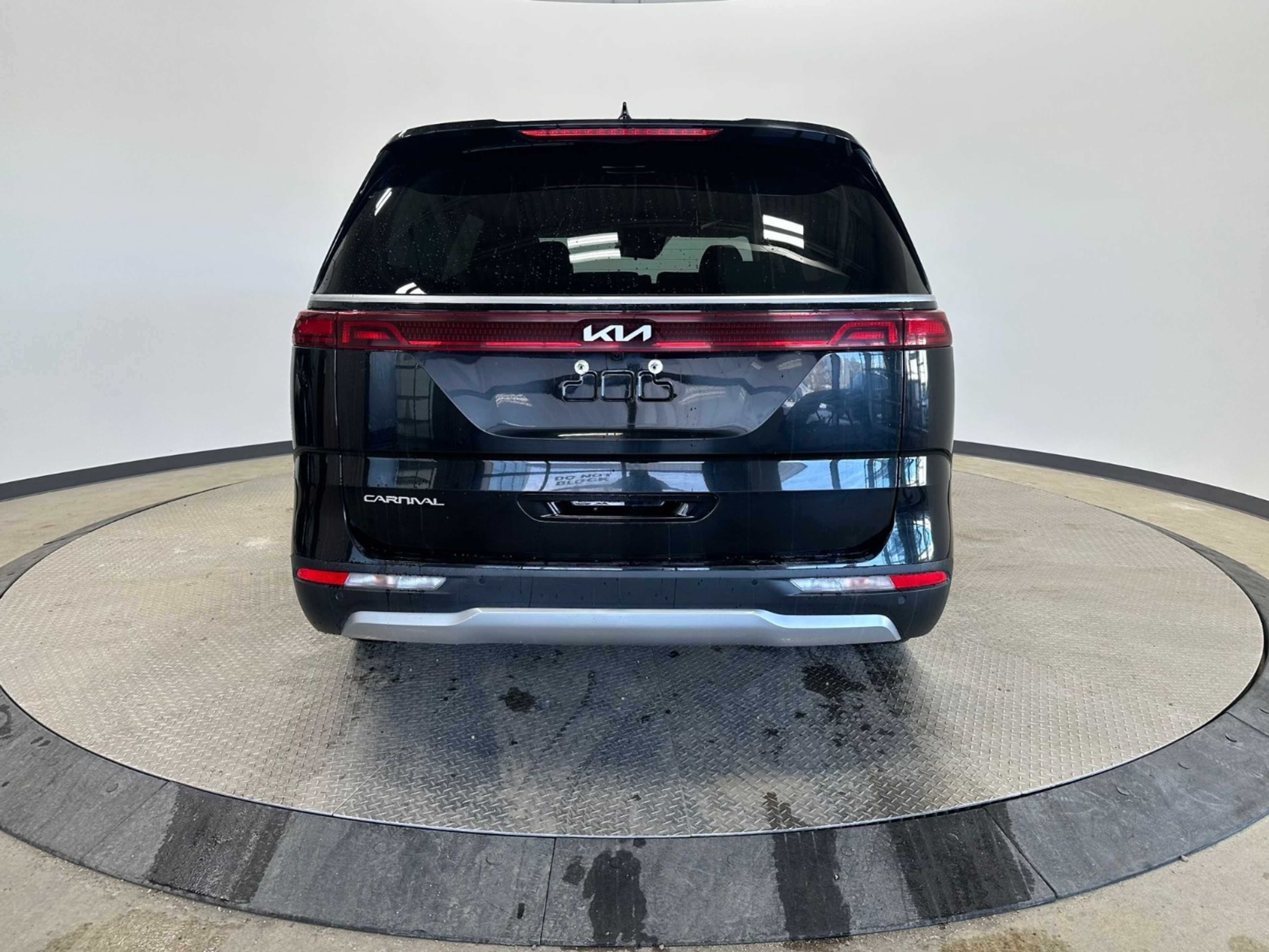 2024 Kia Carnival LX photo 4