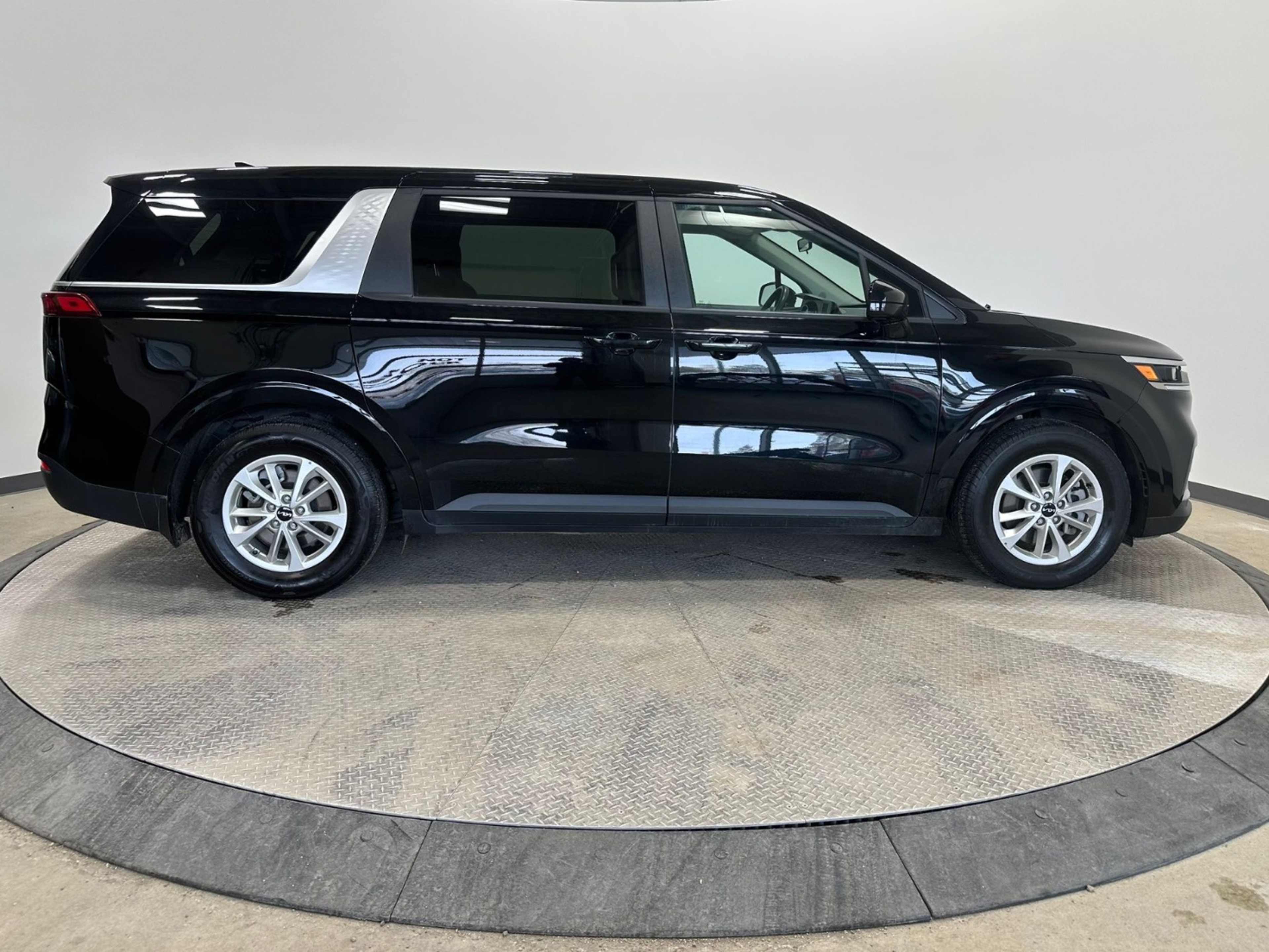 2024 Kia Carnival LX photo 3