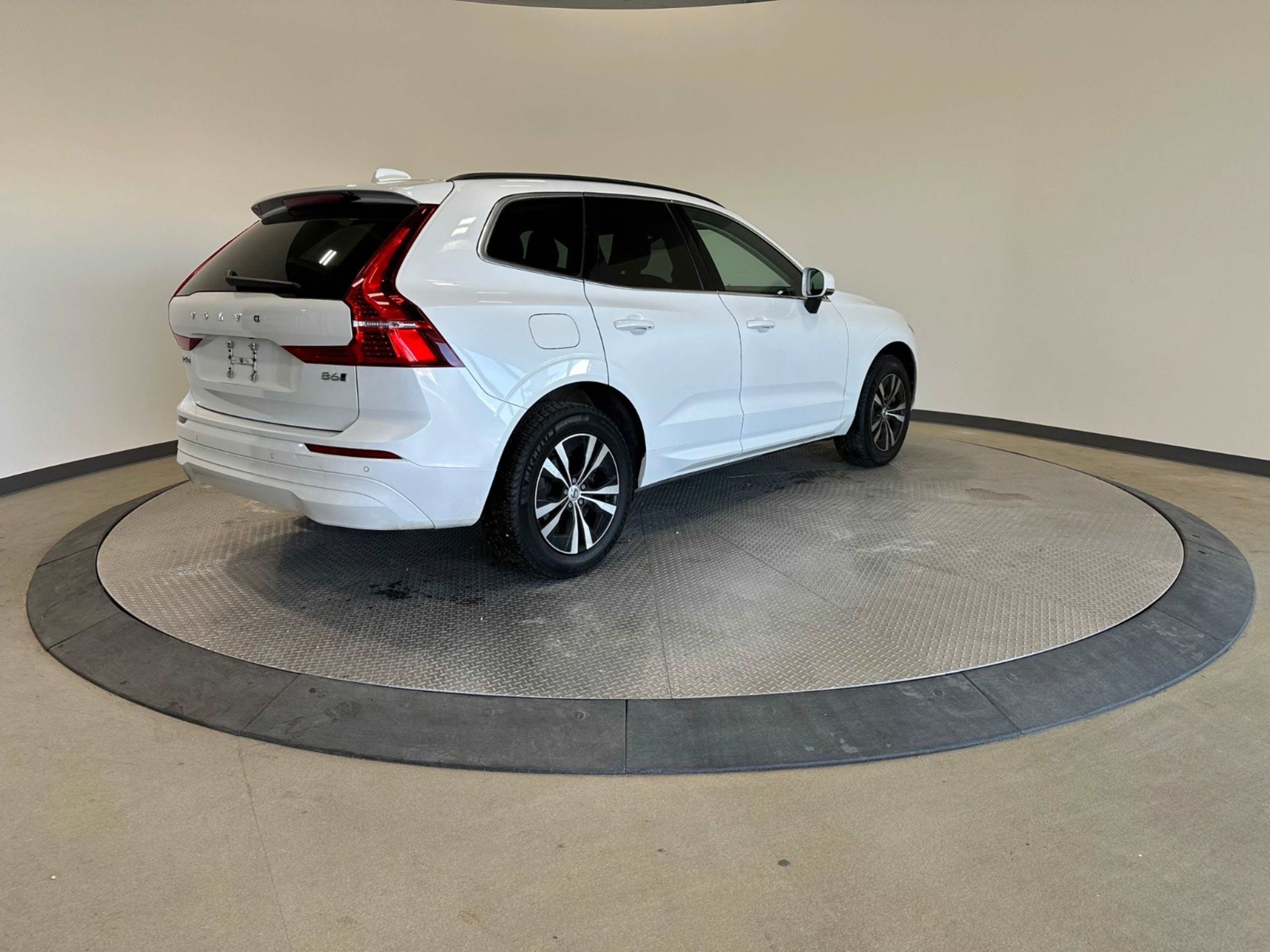 2023 Volvo XC60 Core photo 2