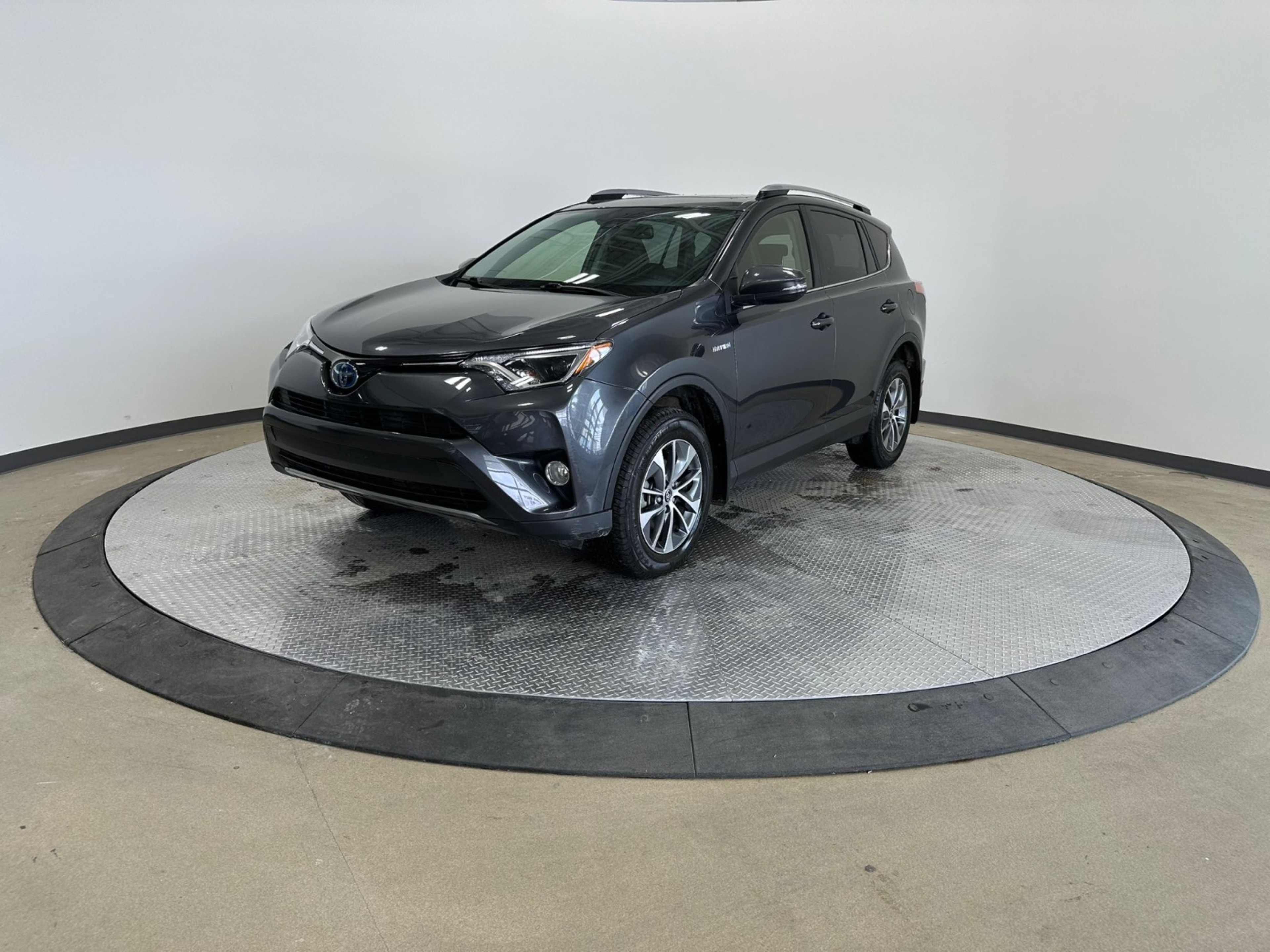 2018 Toyota RAV4 LE Hybrid photo 2