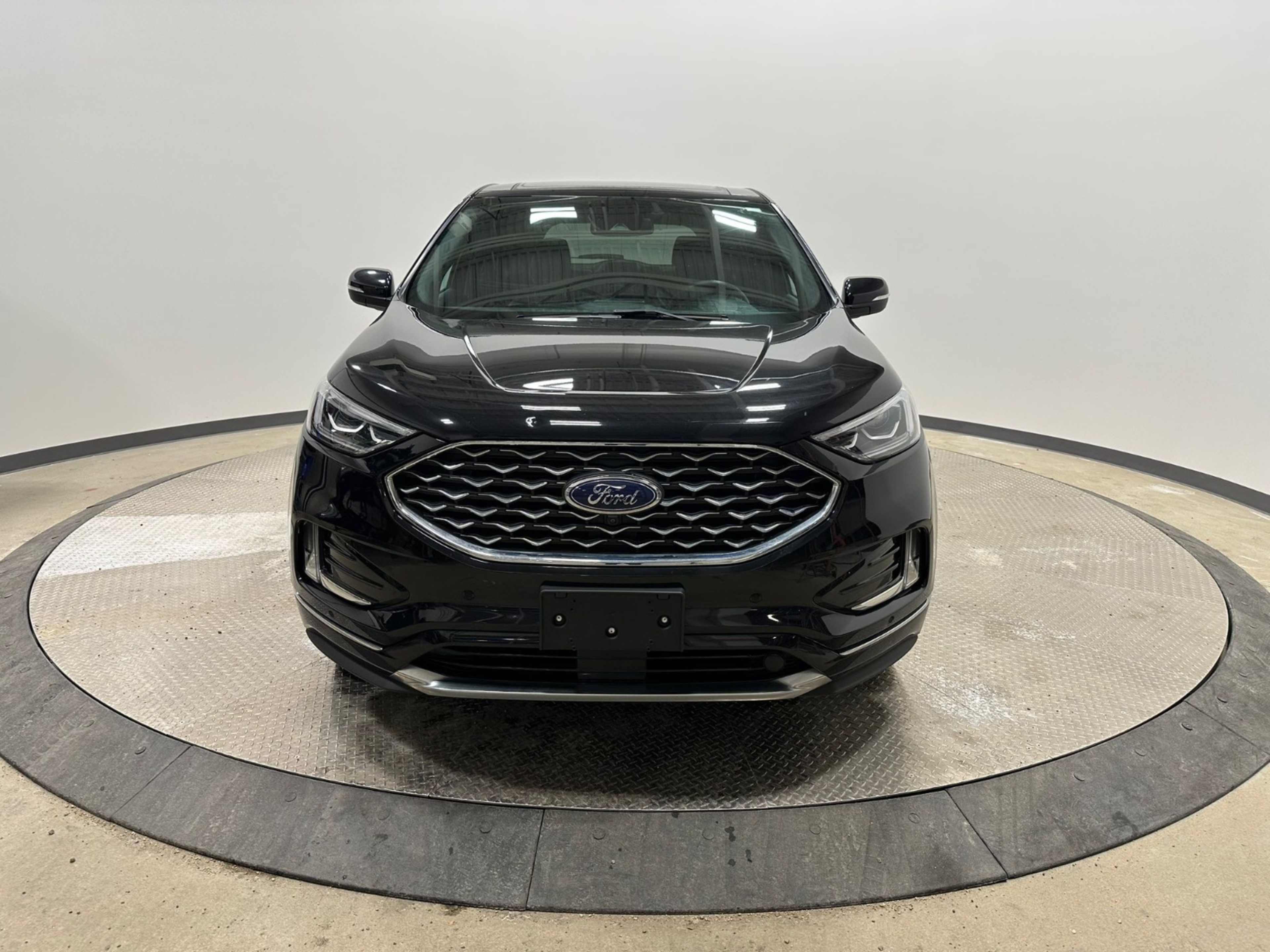 2022 Ford Edge Titanium photo 2