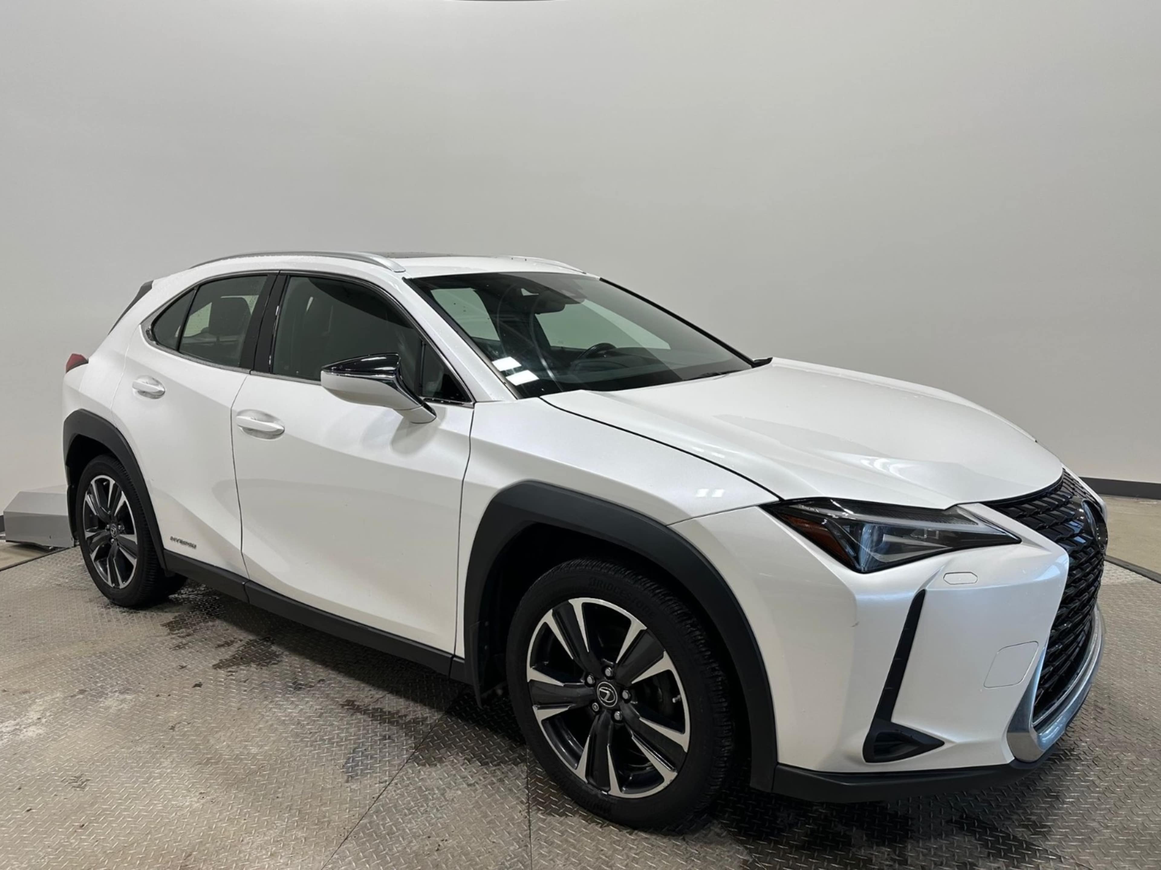 2021 Lexus UX 250h Premium photo 3