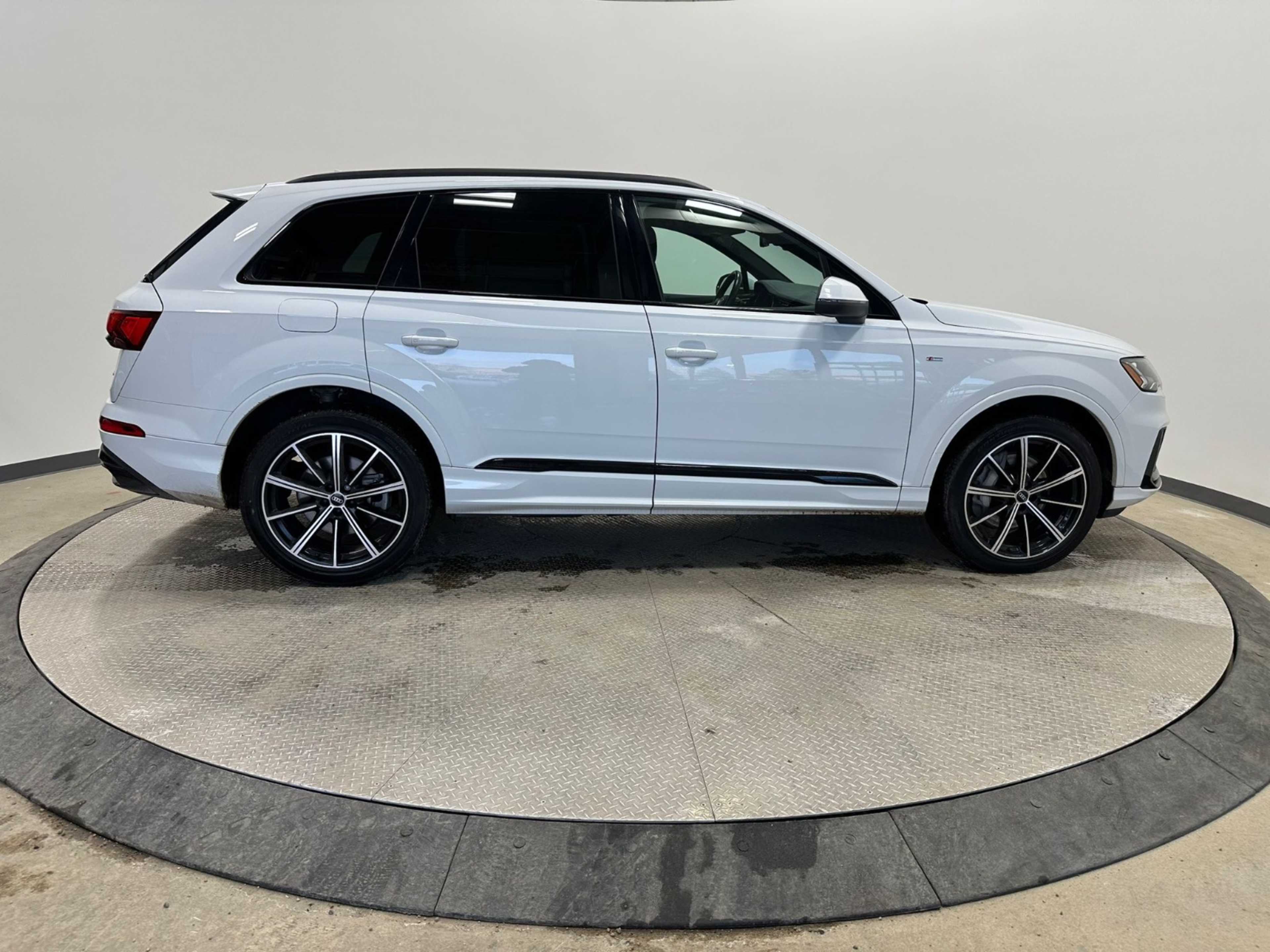 2023 Audi Q7 55 quattro S line photo 4
