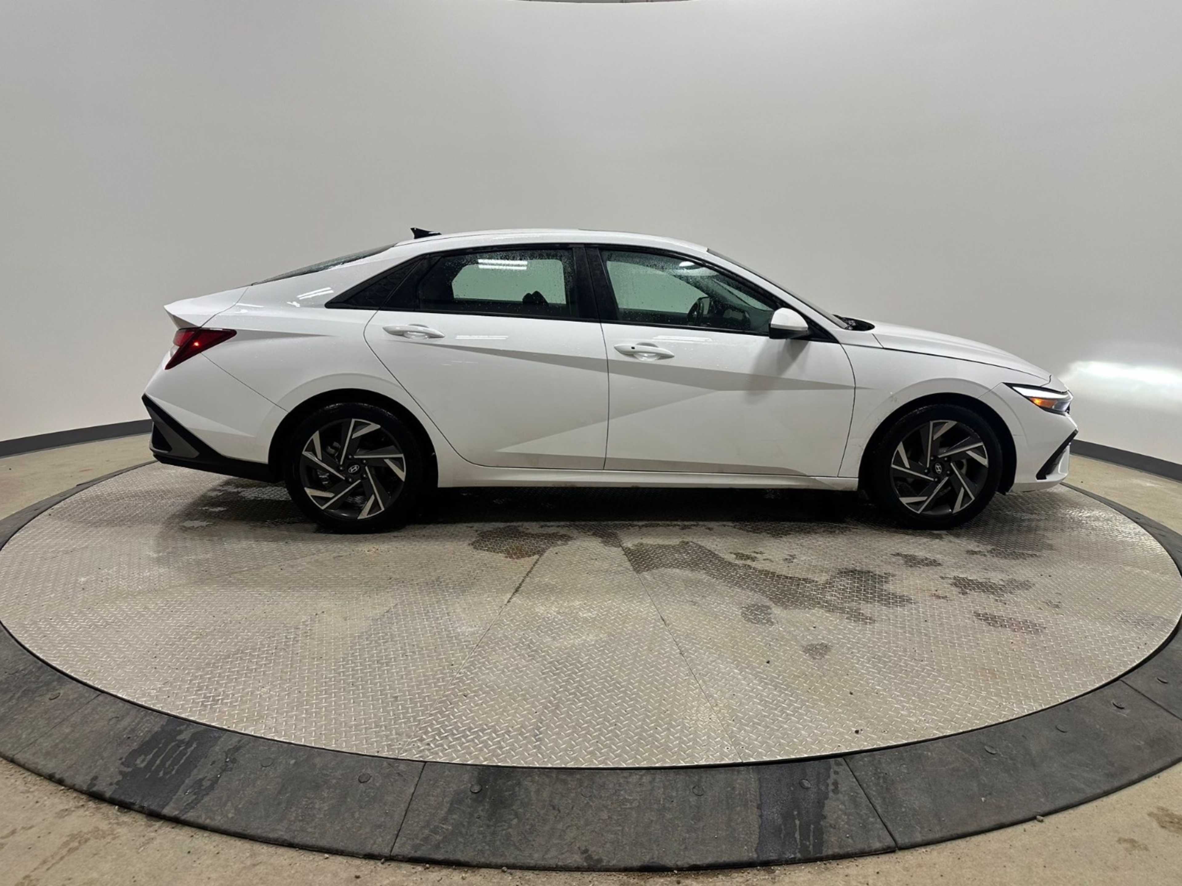 2024 Hyundai Elantra Tech photo 3
