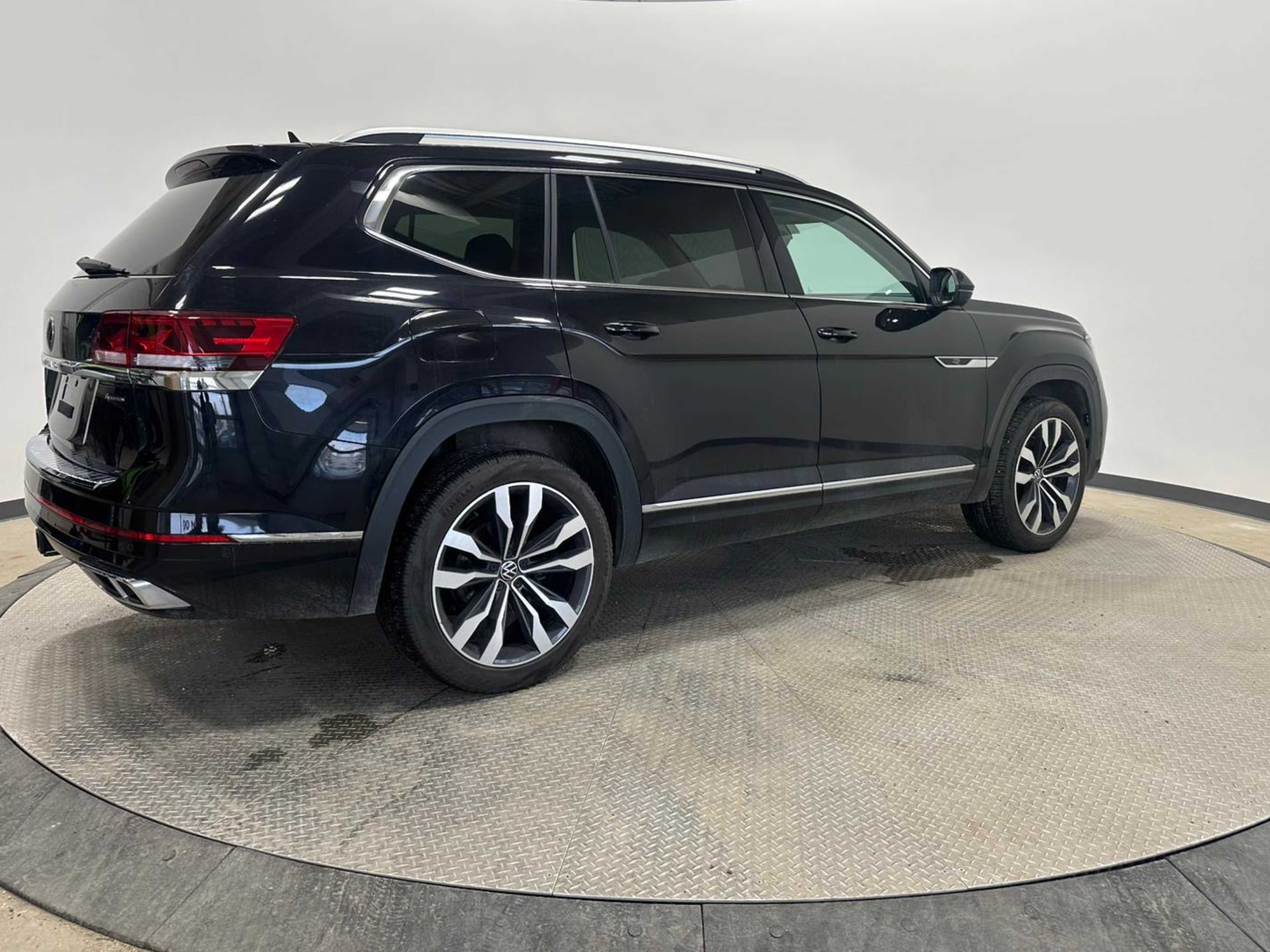 2023 Volkswagen Atlas SEL Premium R-Line photo 2