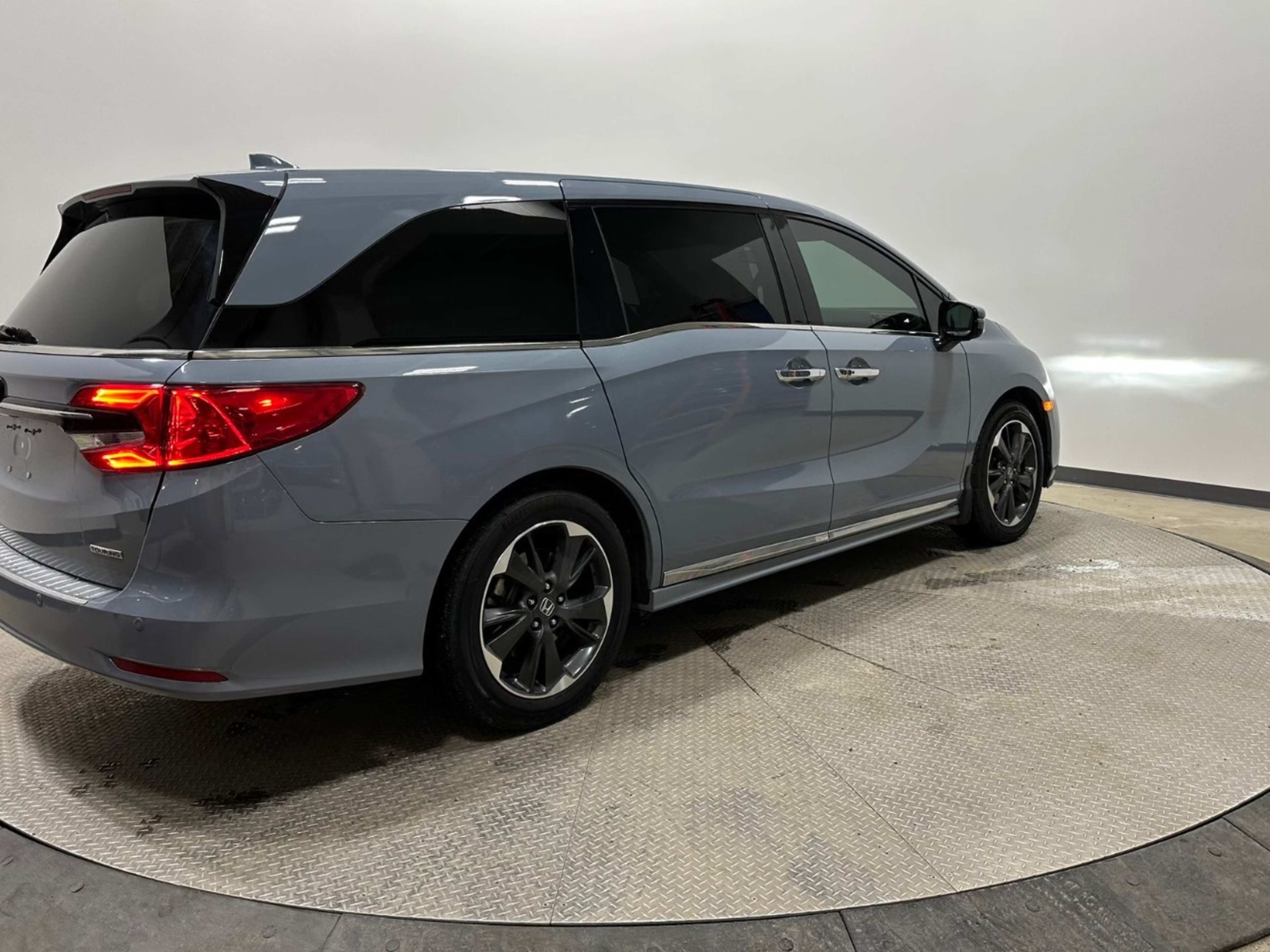 2023 Honda Odyssey Touring photo 3