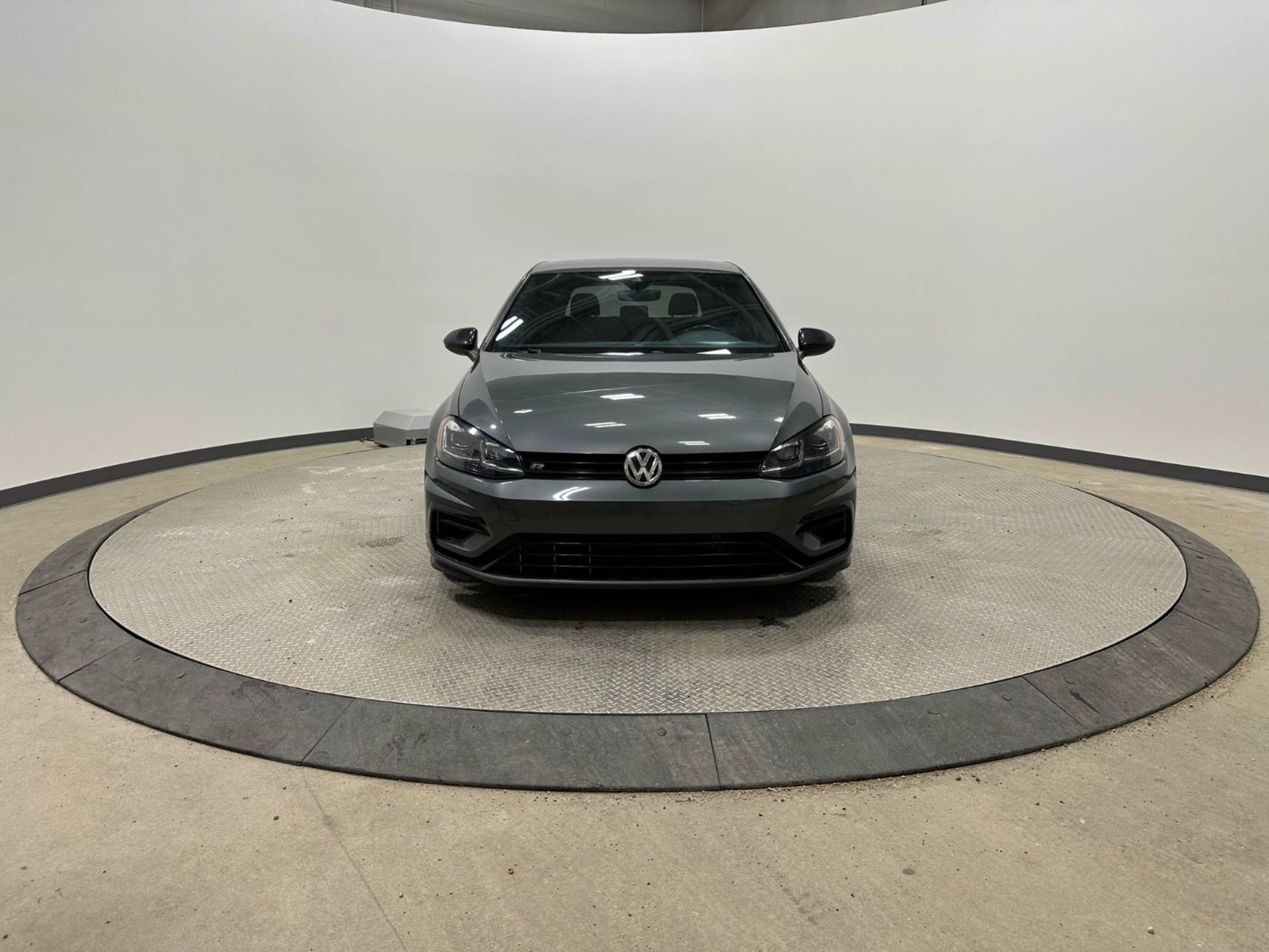 2018 Volkswagen Golf R photo 3