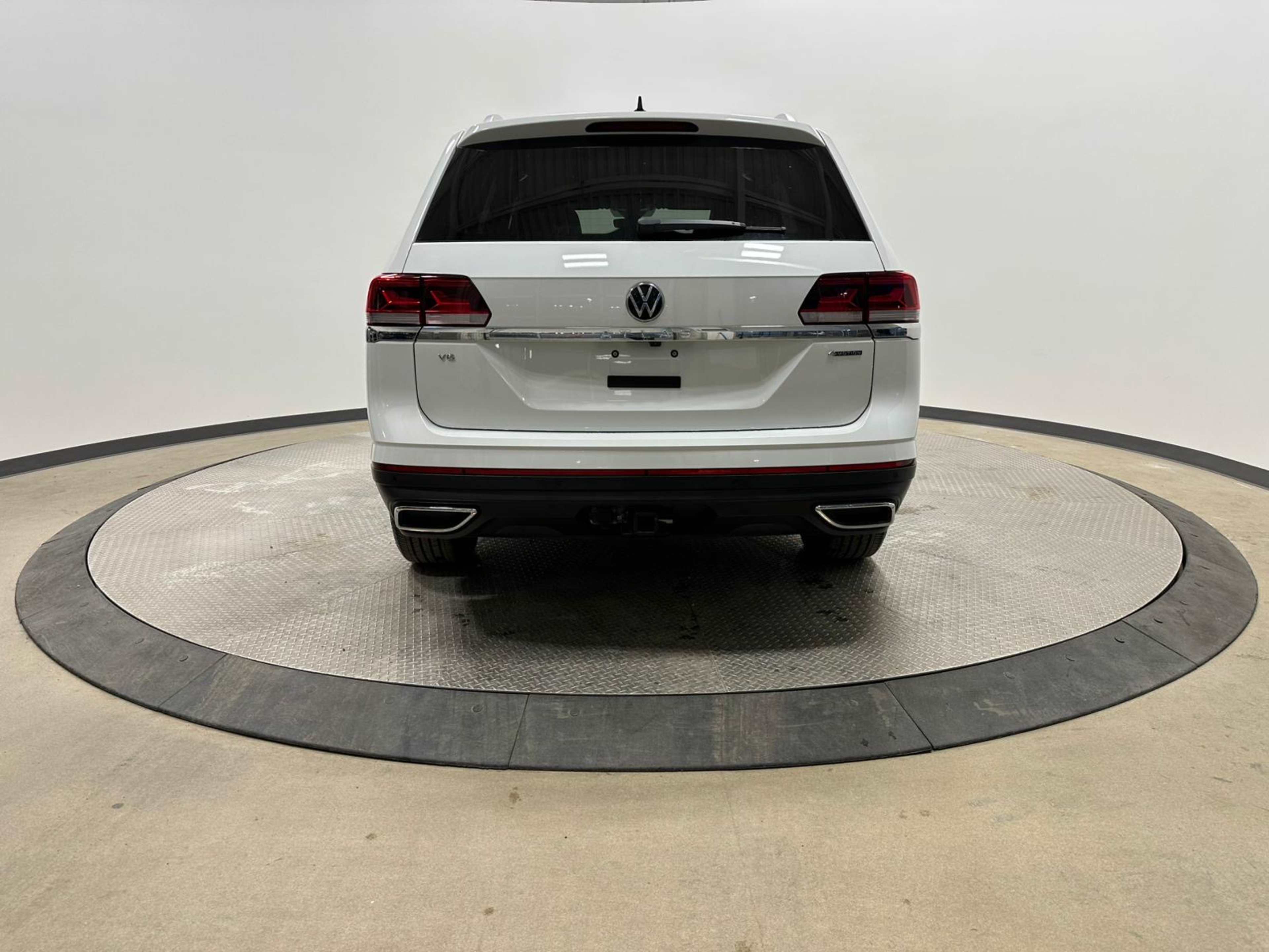 2023 Volkswagen Atlas SEL photo 3