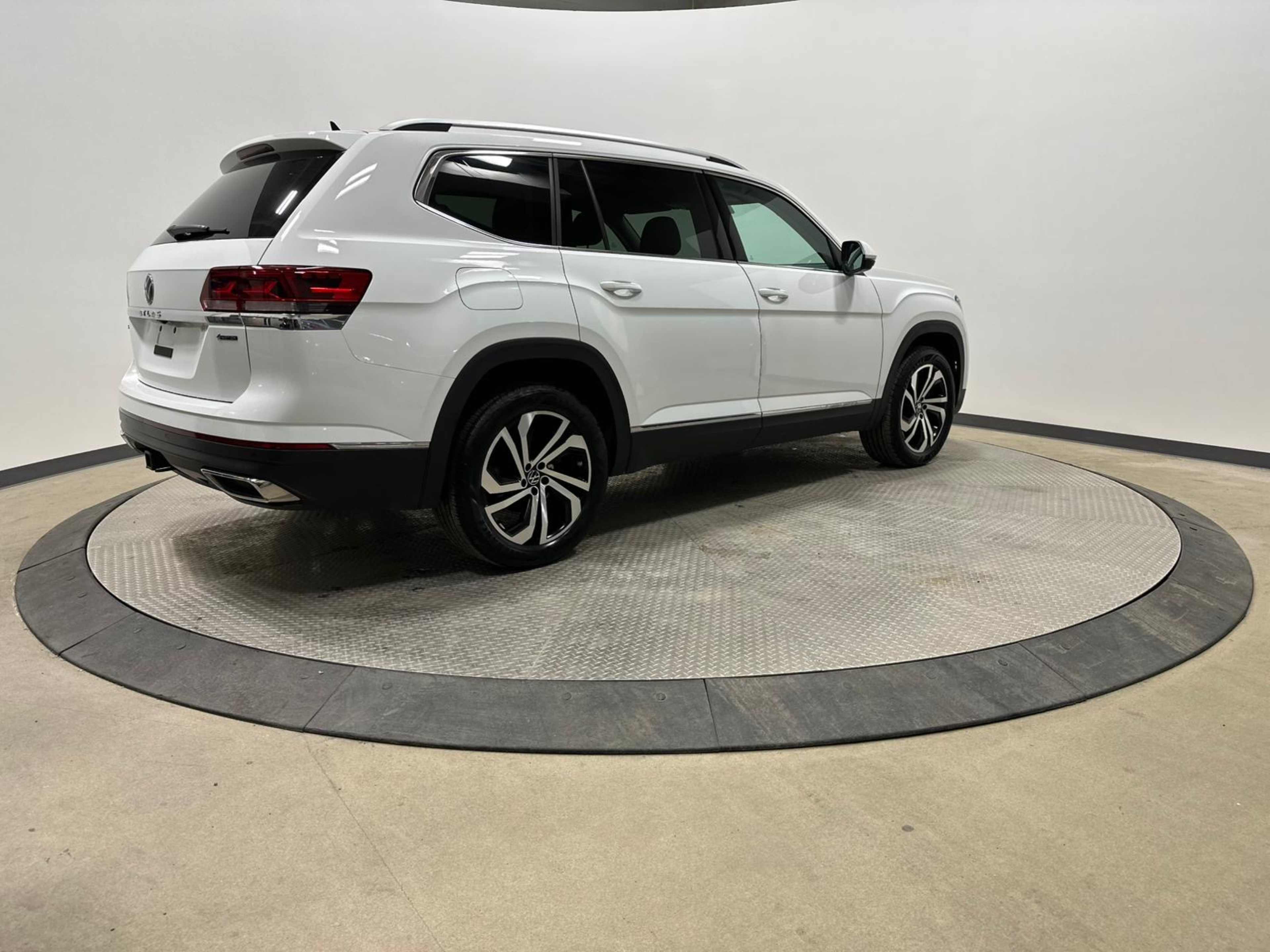 2023 Volkswagen Atlas SEL photo 2