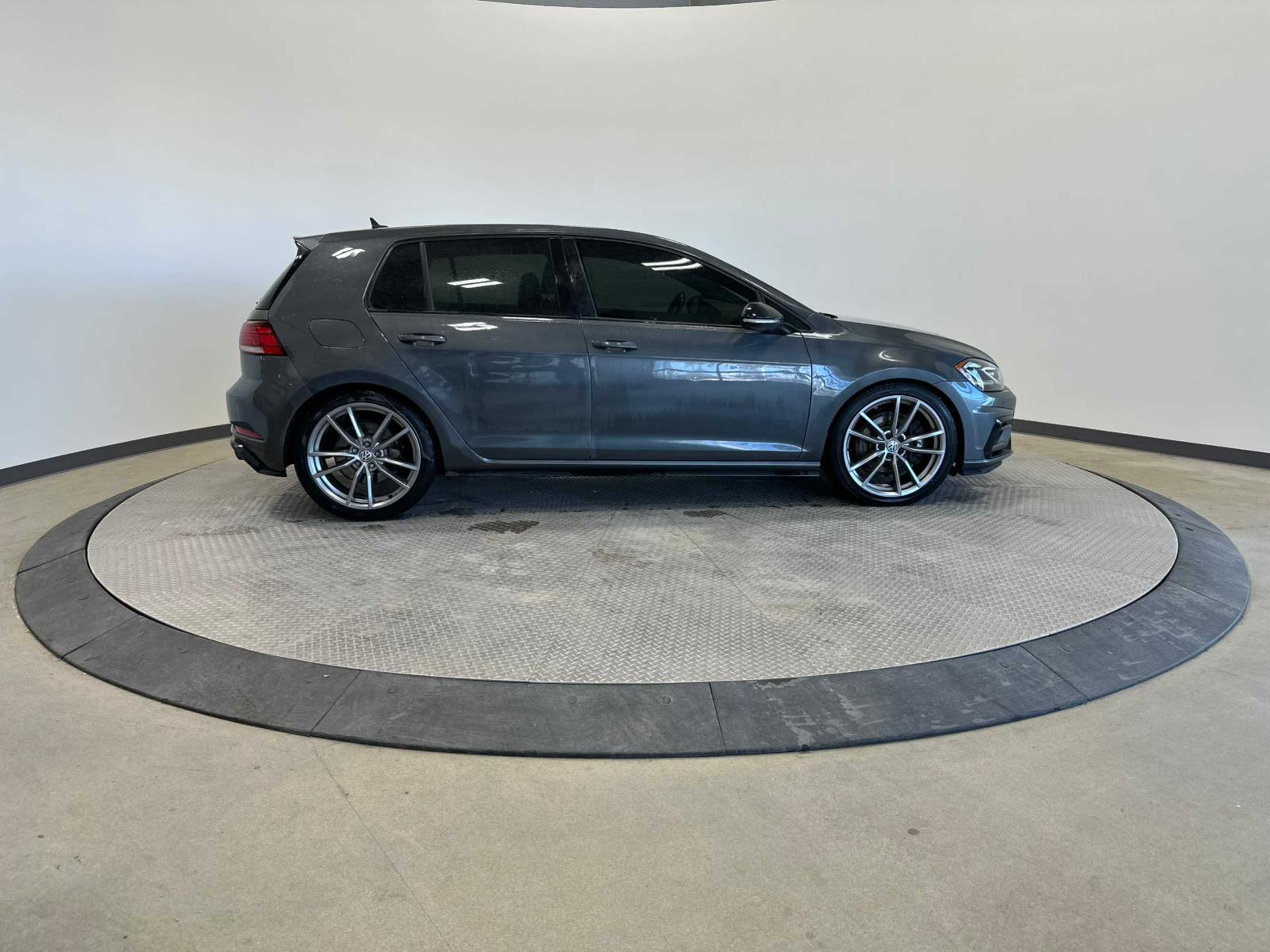 2019 Volkswagen Golf R photo 2