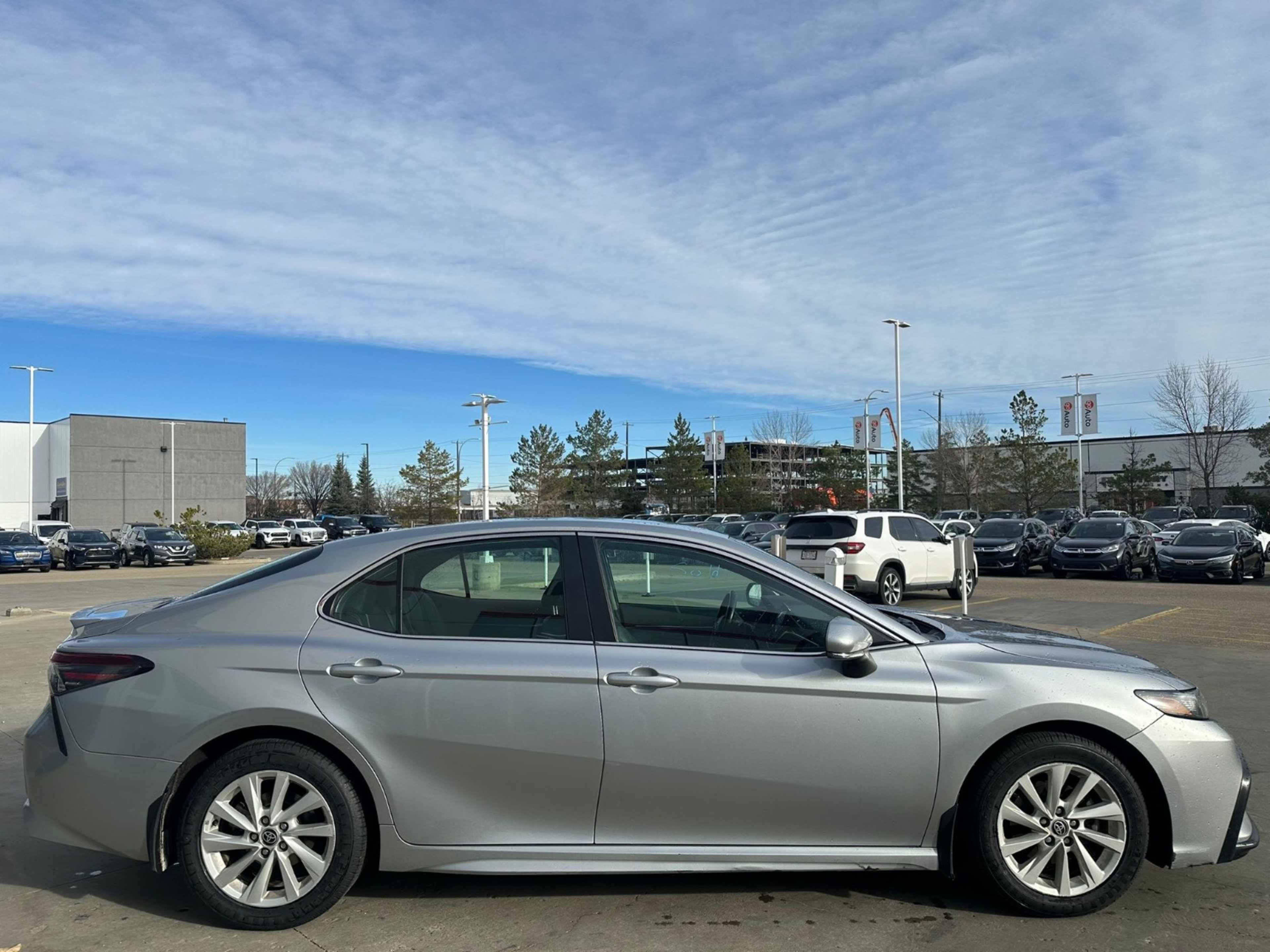 2022 Toyota Camry SE photo 3