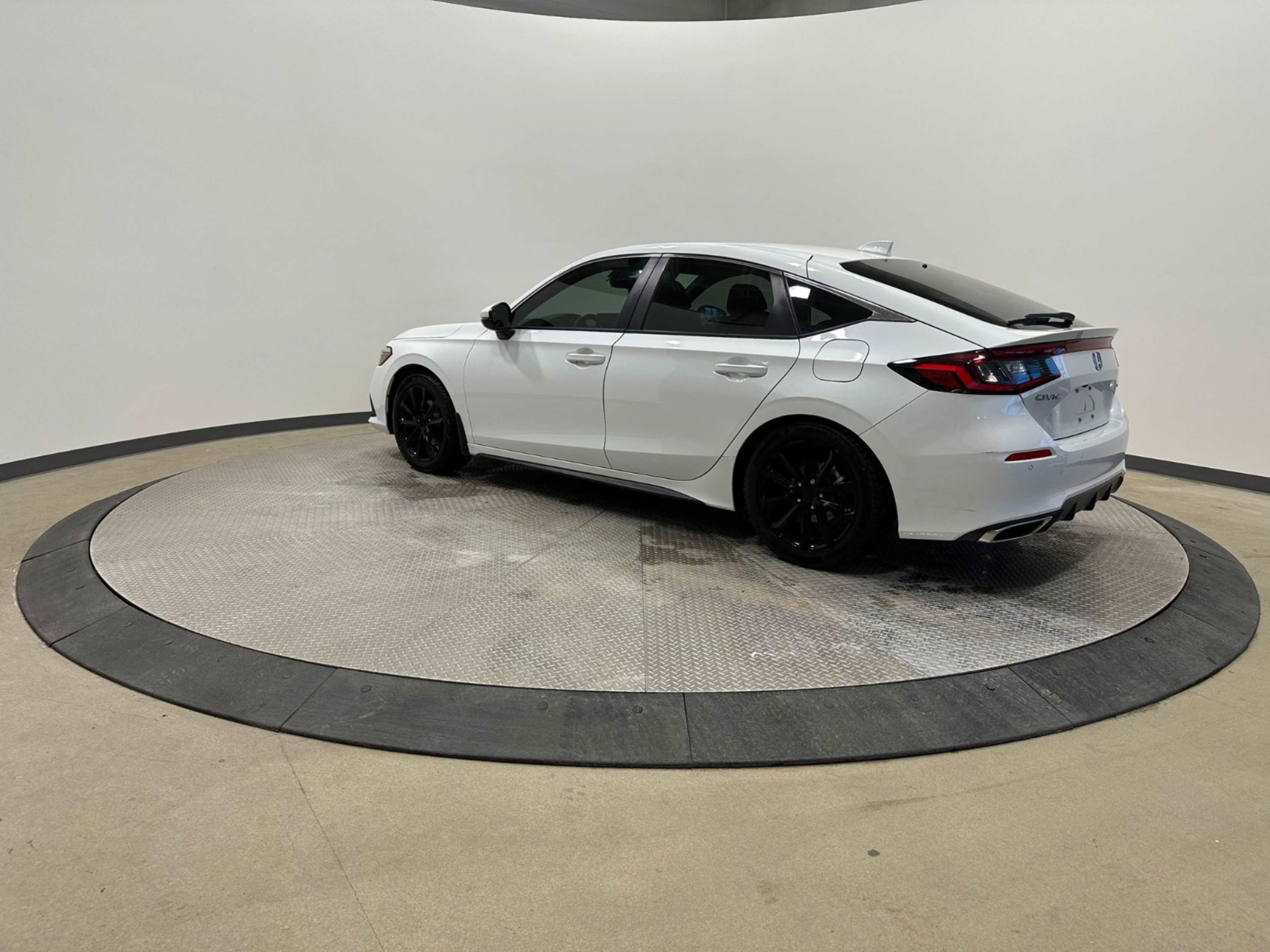 2024 Honda Civic Hatchback Sport Touring photo 3