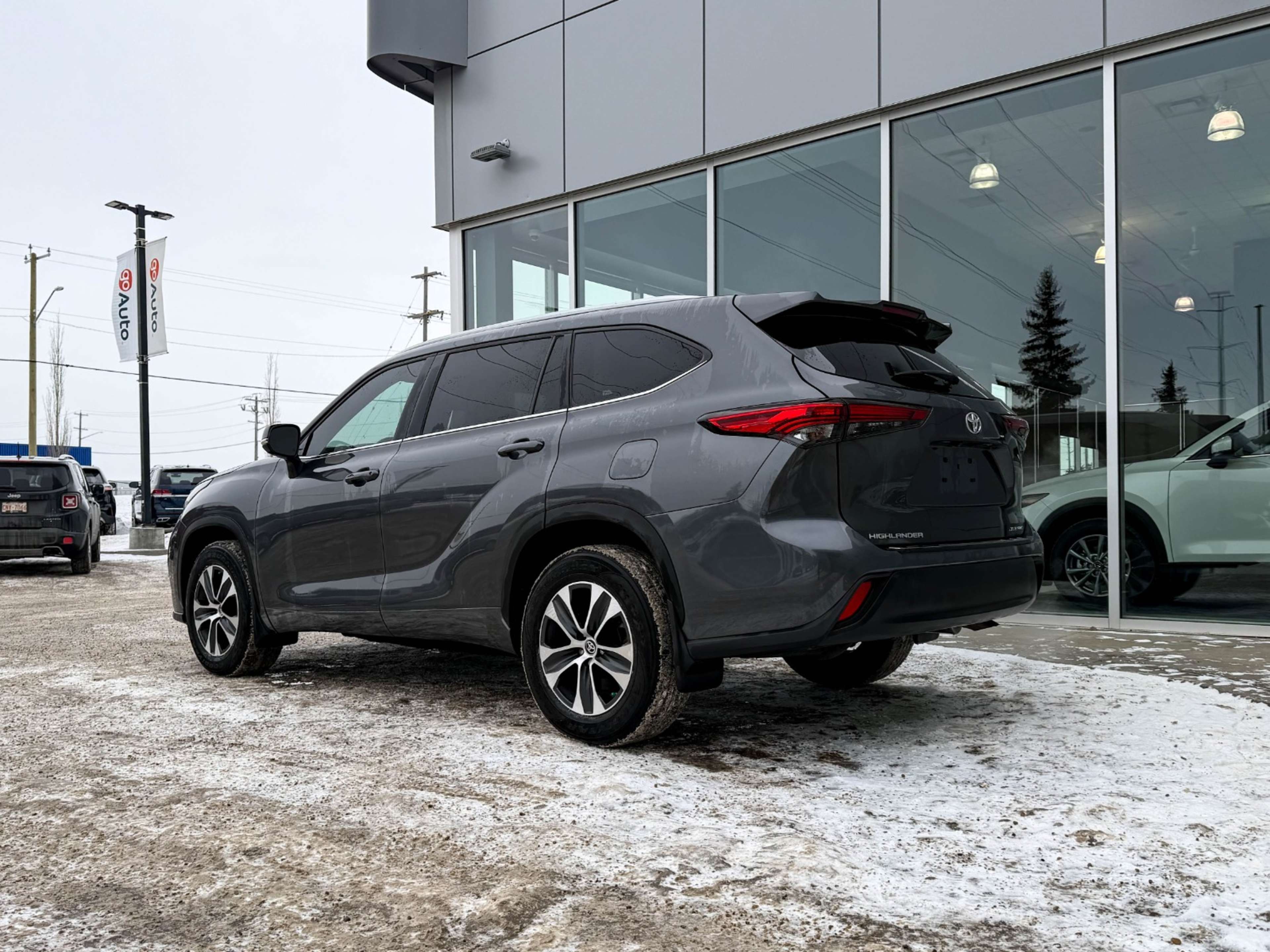 2023 Toyota Highlander XLE photo 2