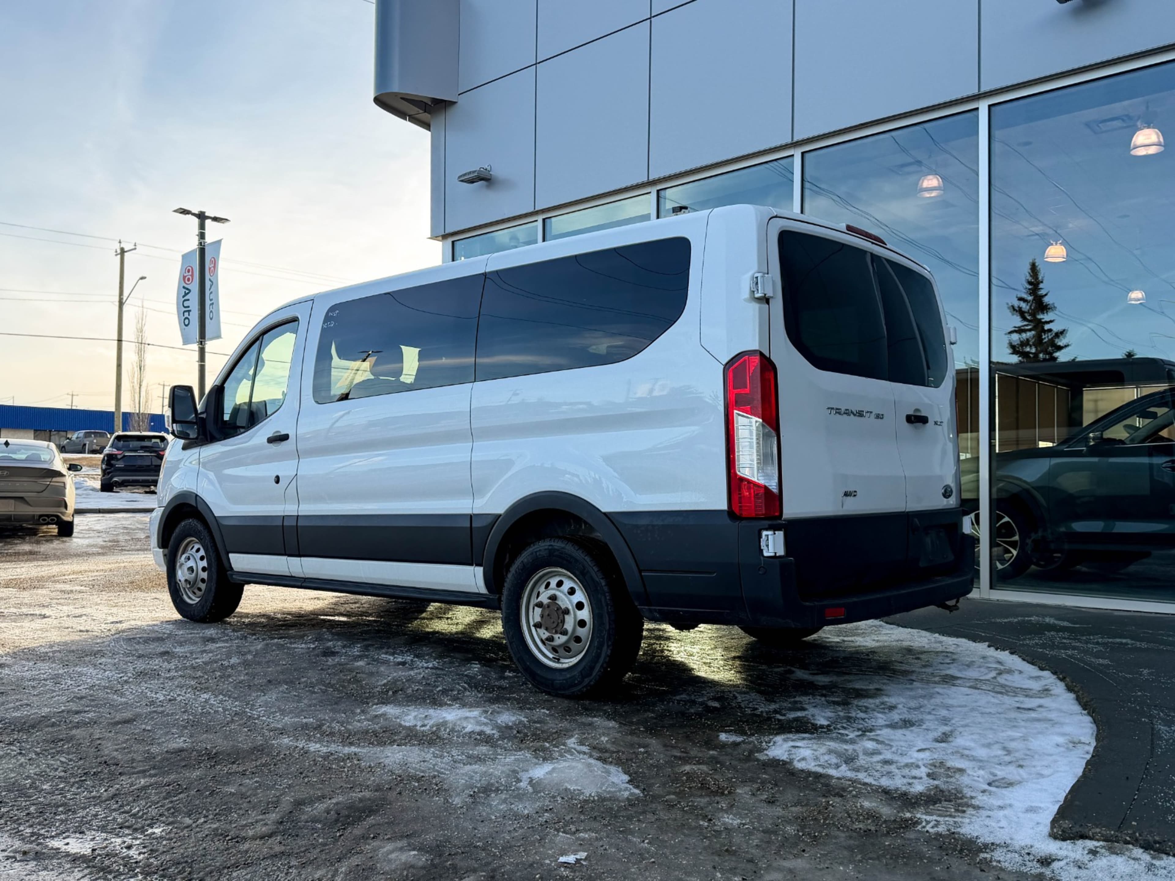 2020 Ford Transit Passenger XLT photo 4