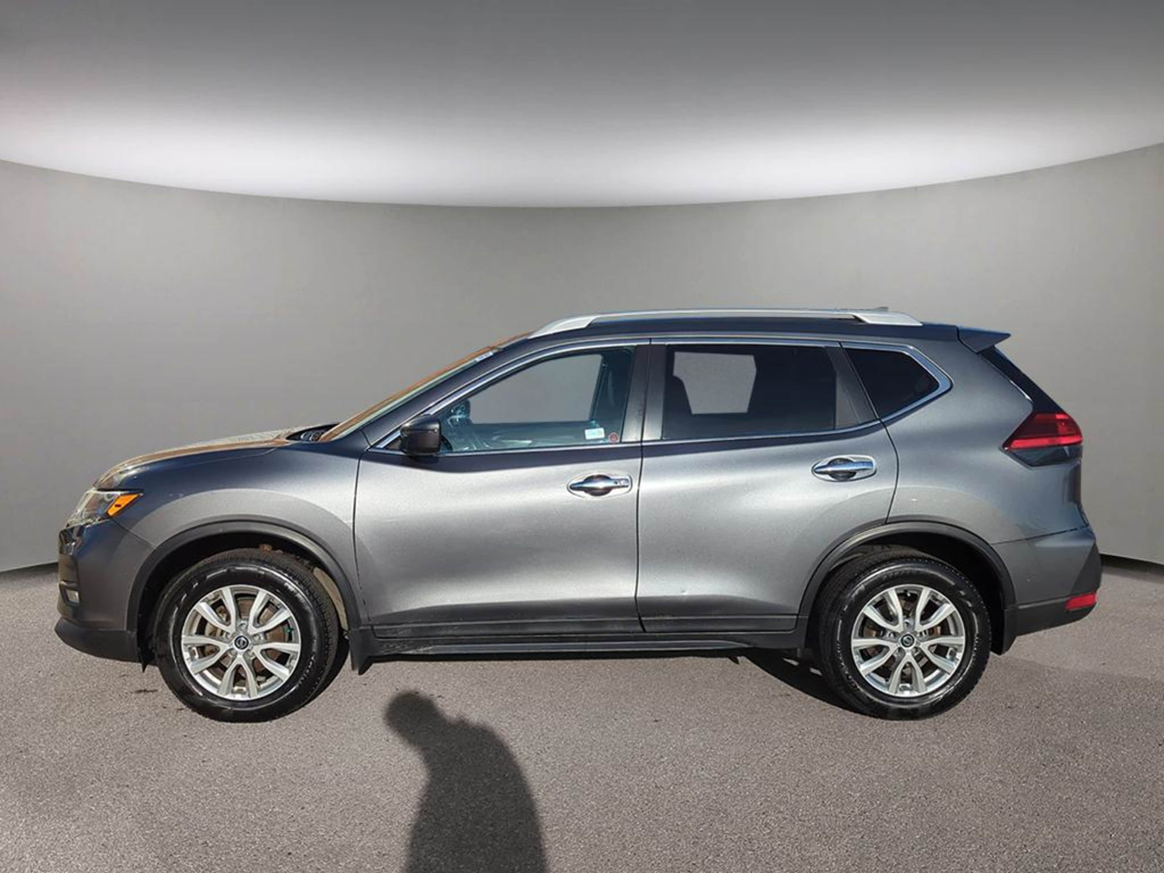 2017 Nissan Rogue SV photo 3