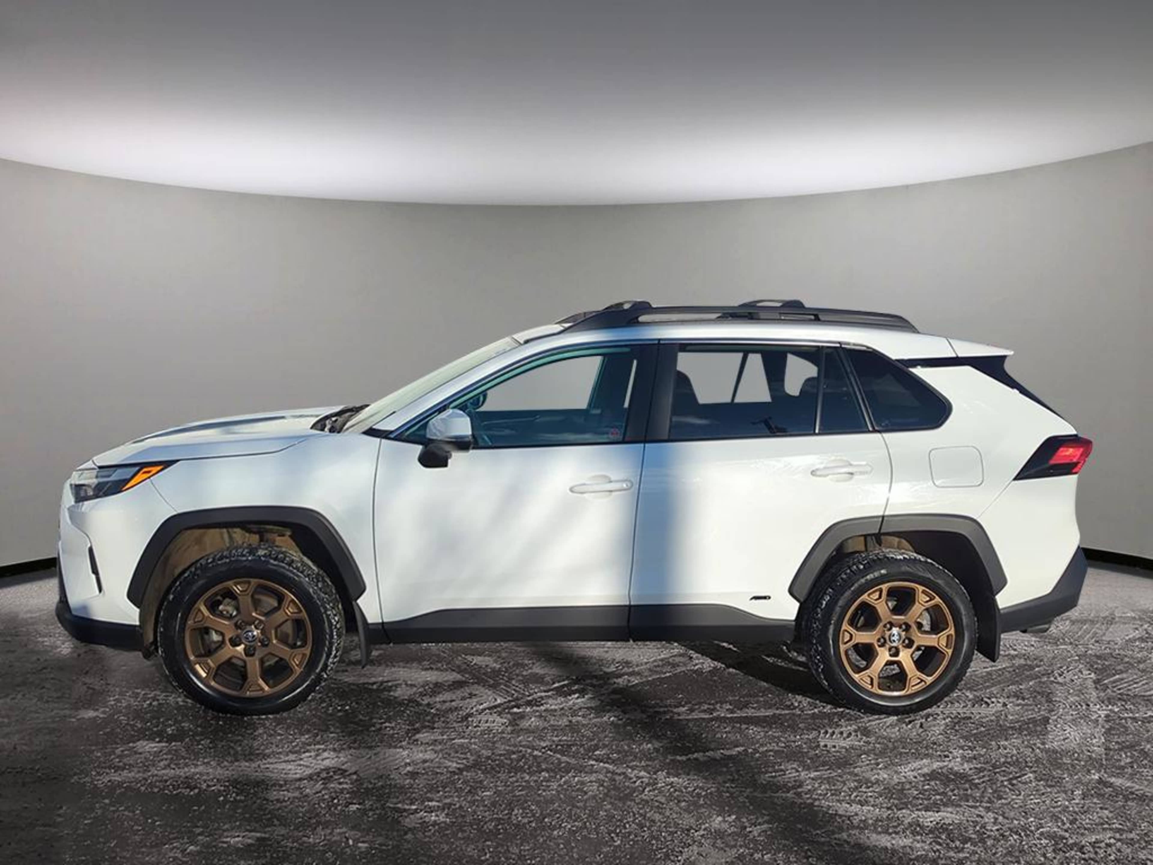 2023 Toyota RAV4 Hybrid XLE photo 2
