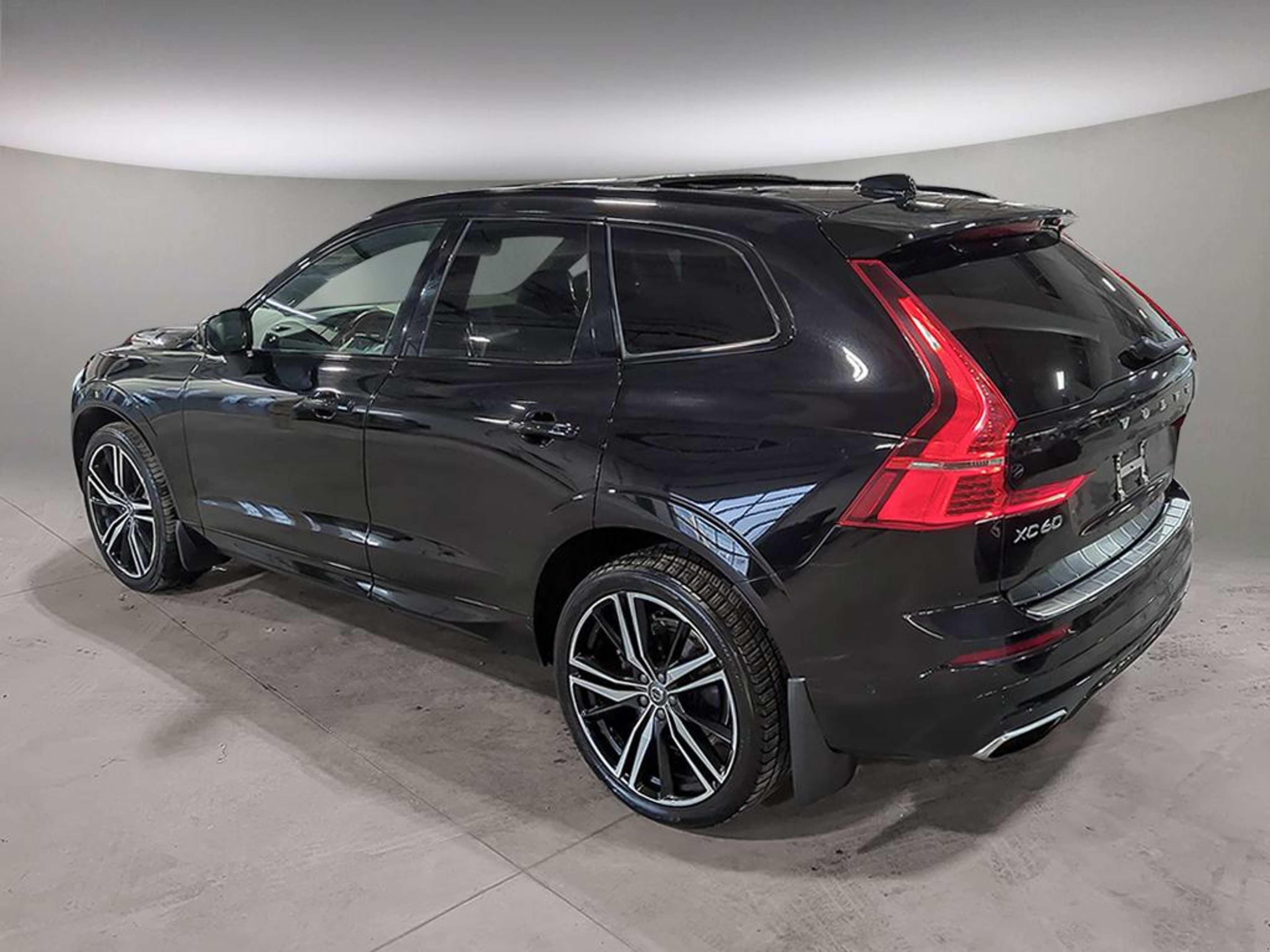 2020 Volvo XC60 T6 R-Design photo 2