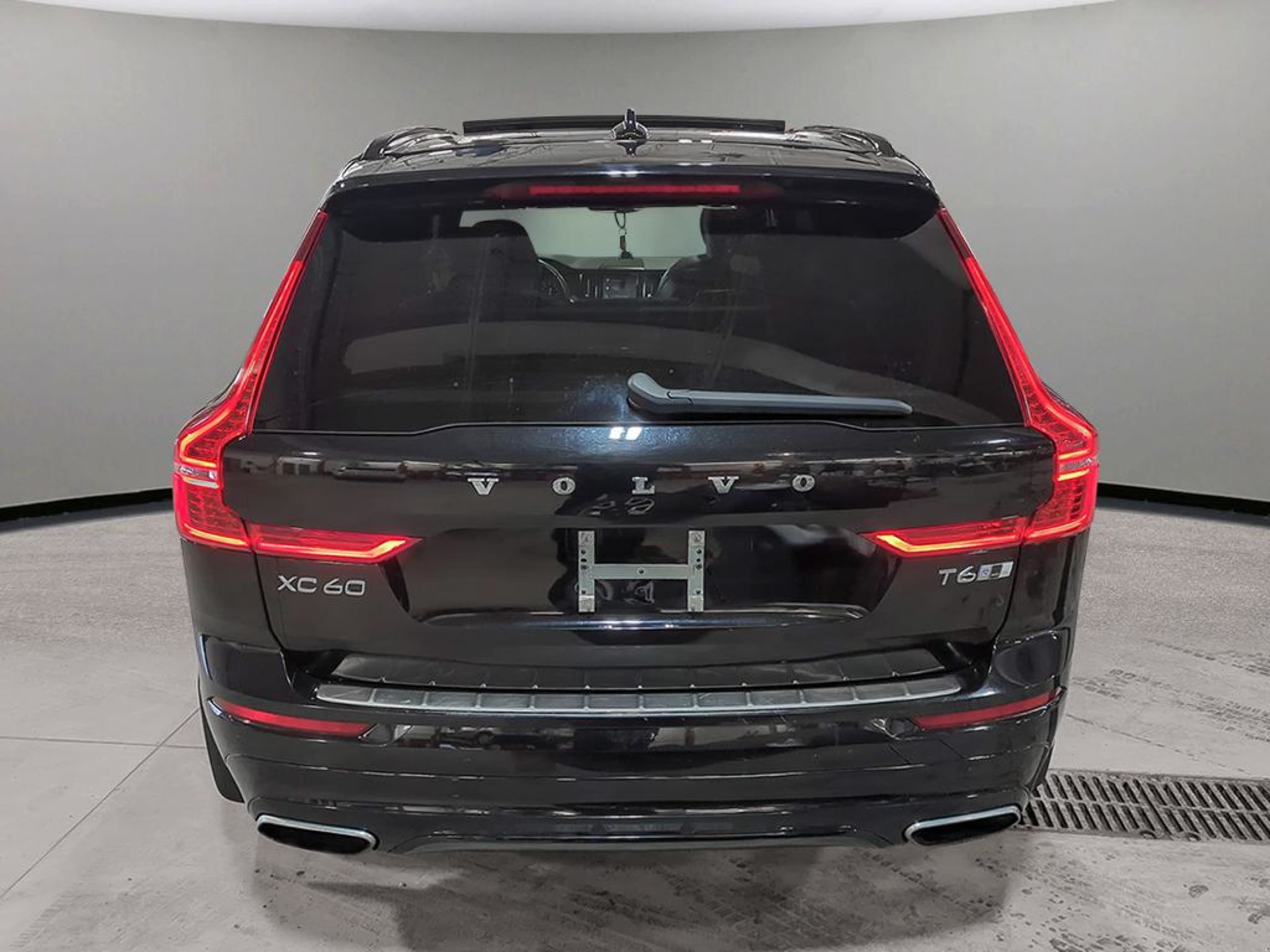 2020 Volvo XC60 T6 R-Design photo 3